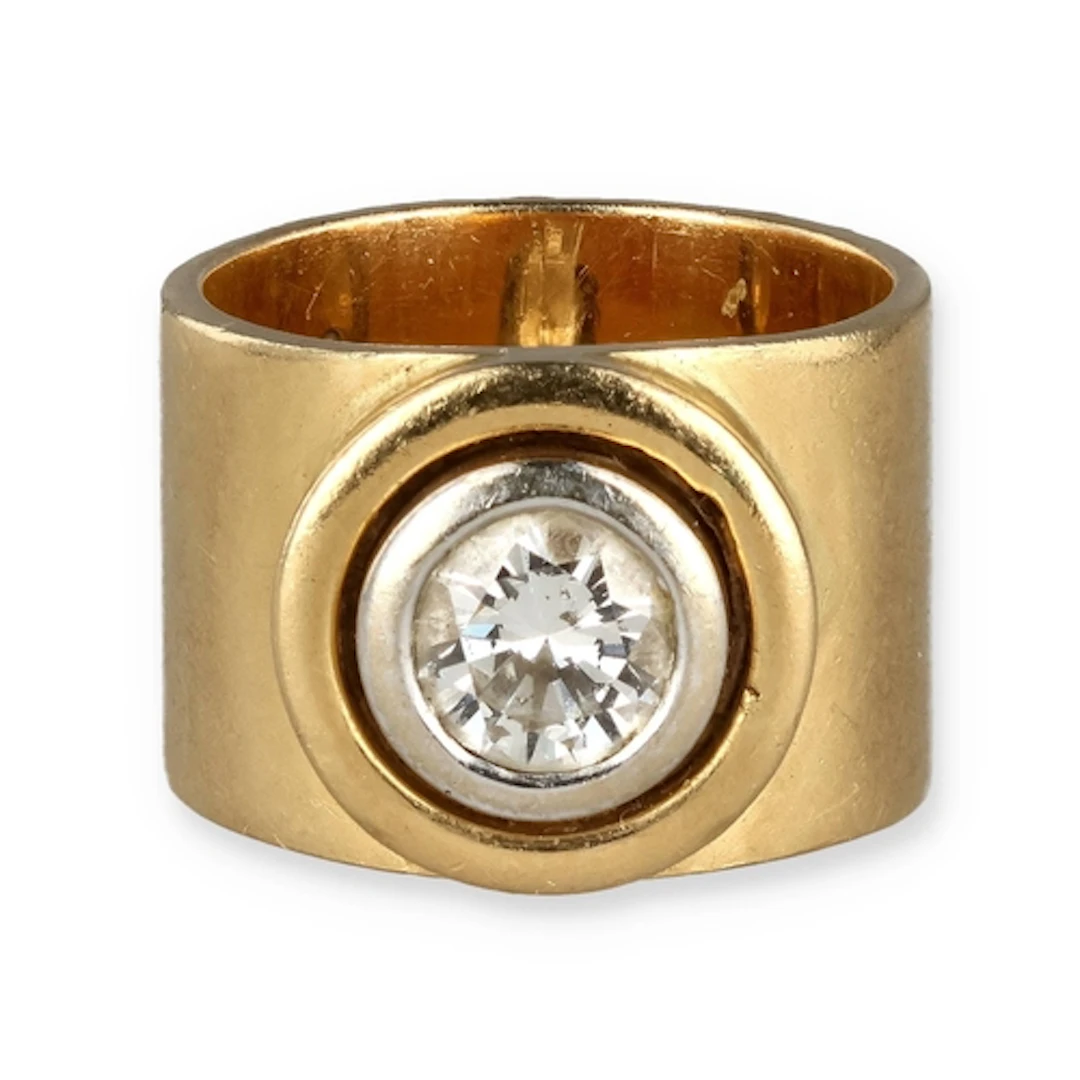 AN 18CT YELLOW GOLD SINGLE STONE DIAMOND RING The collet set...