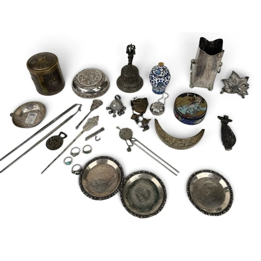 A COLLECTION OF CHINESE, SRI LANKAN AND TIBETAN SILVER AND W...