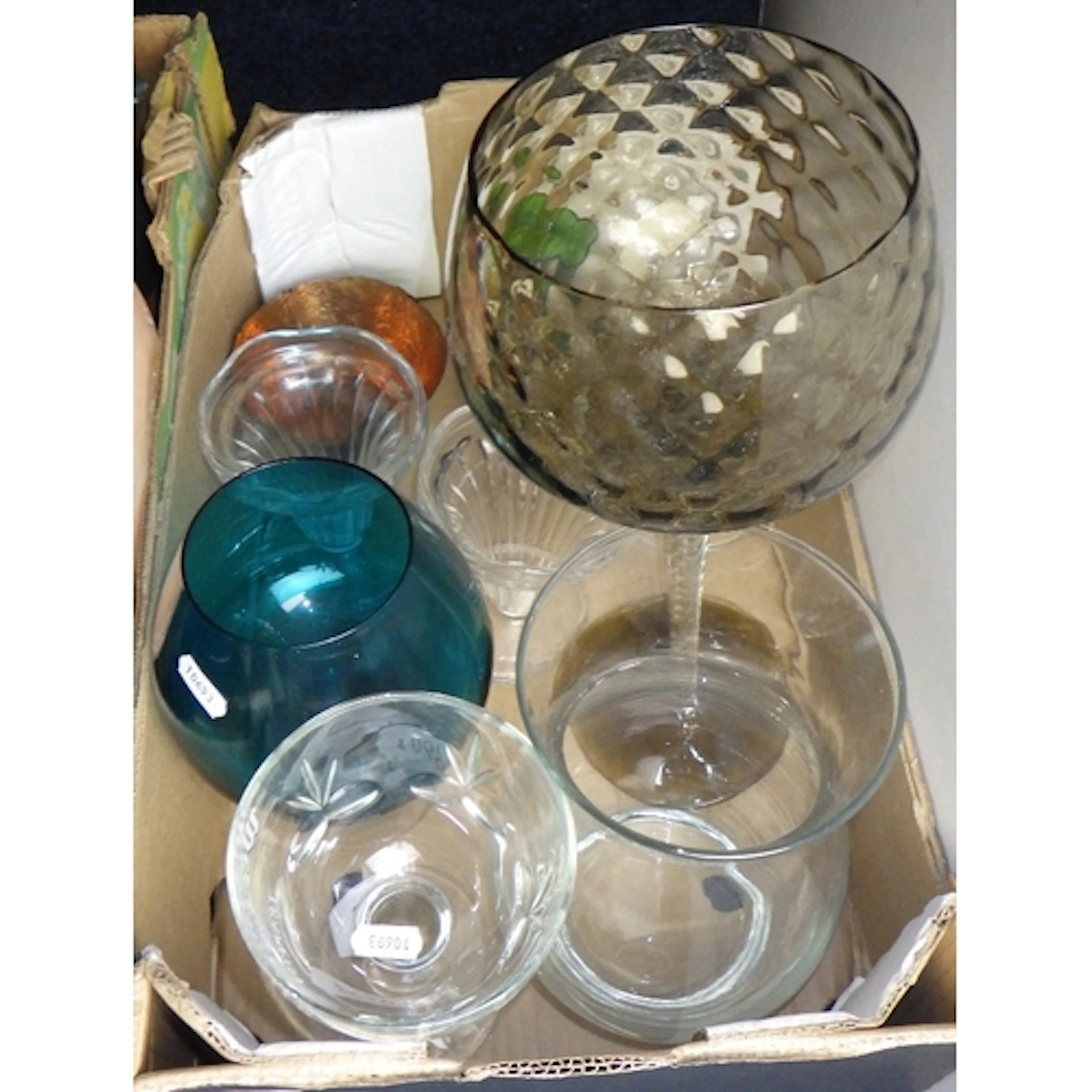 A qty of misc ceramics, glassware & collectables (3)