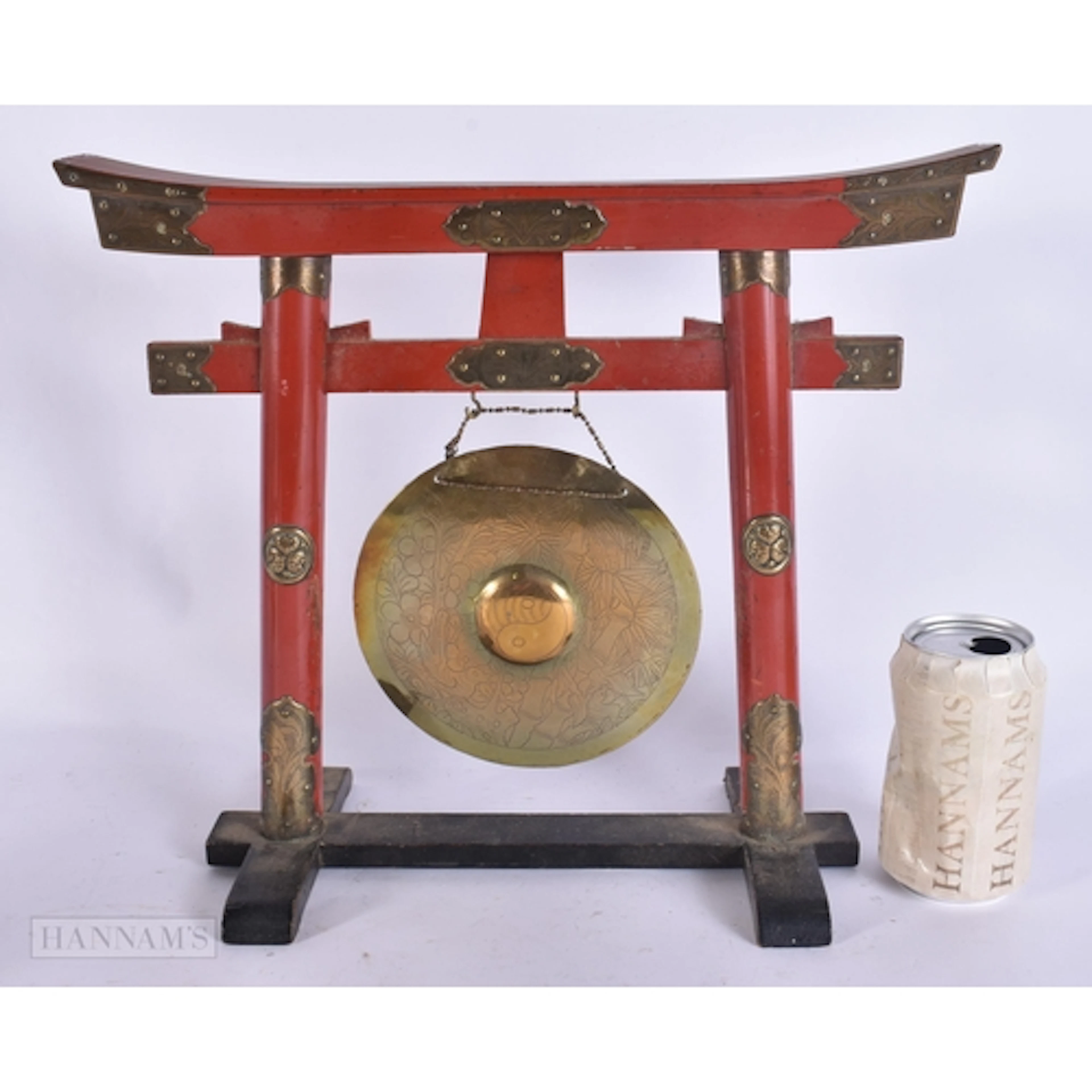 AN EARLY 20TH CENTURY JAPANESE MEIJI PERIOD LACQUERED WOOD G...