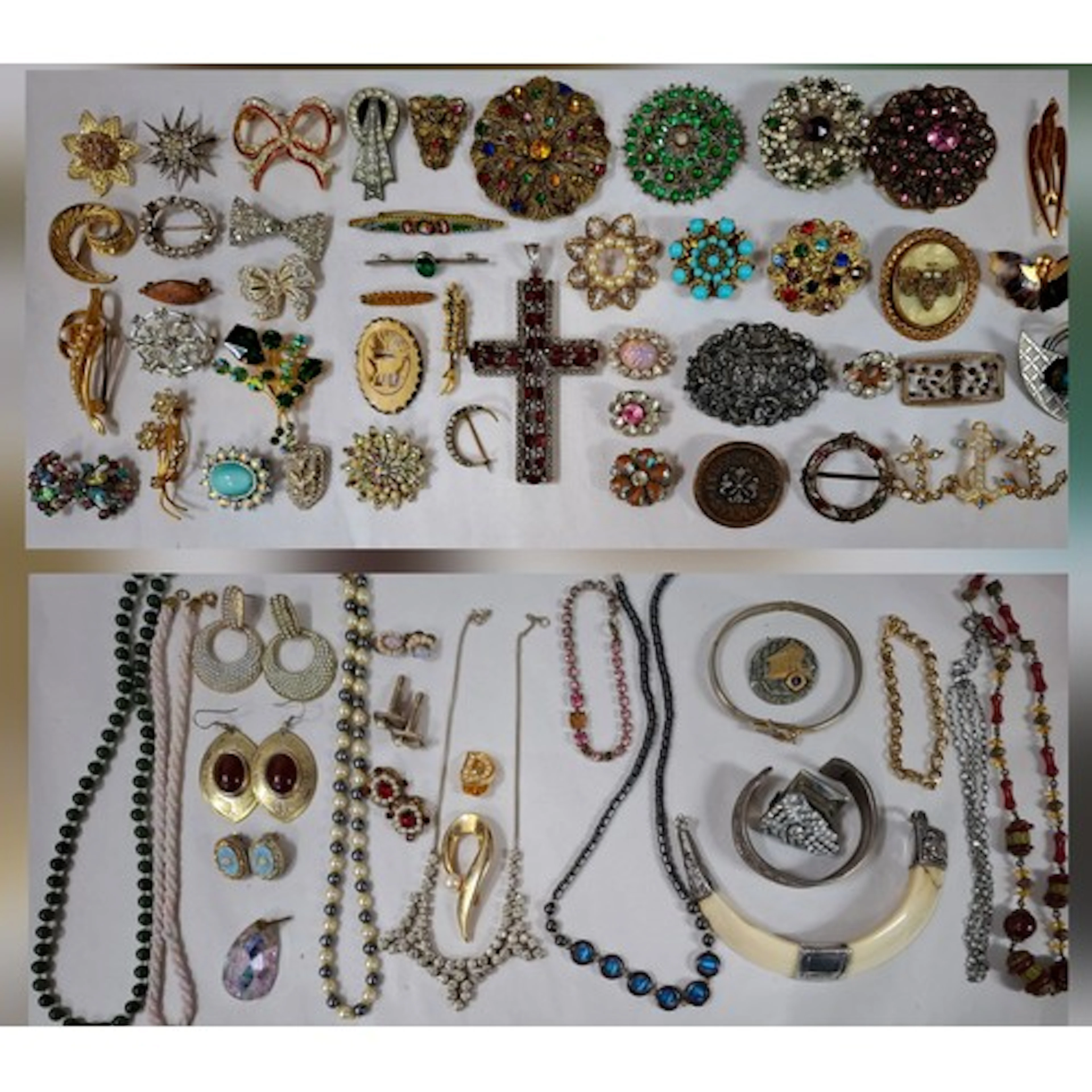 A quantity of vintage costume jewellery to include a large w...