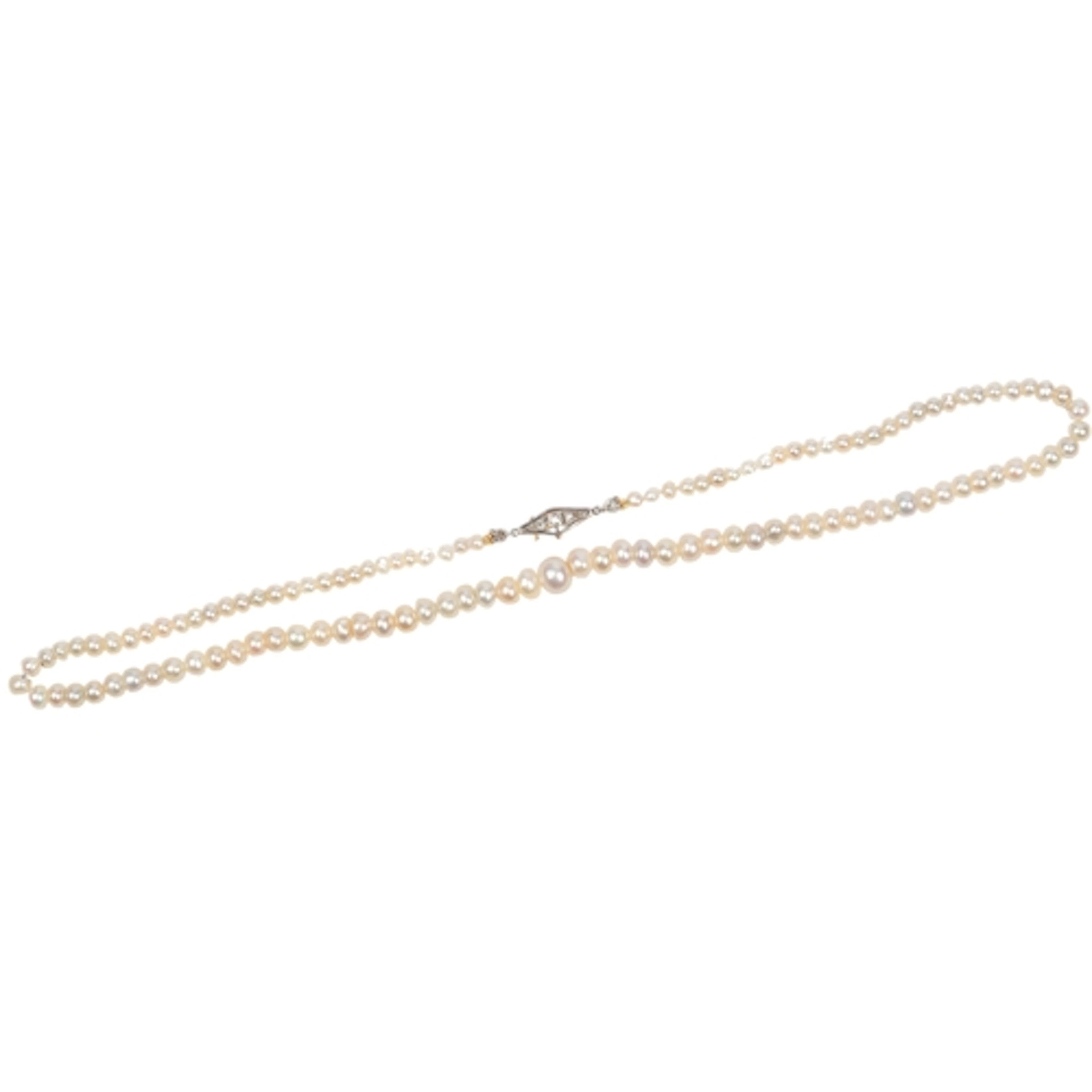 A natural pearl necklace, composed of natural pearls measuri...