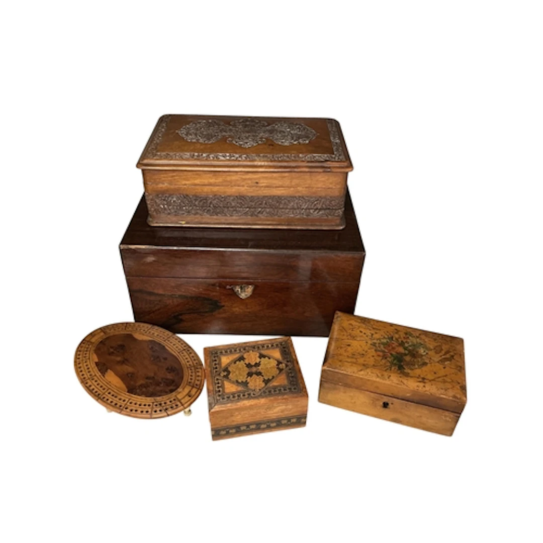 A Victorian oval burr yew cribbage board on bone feet, width...