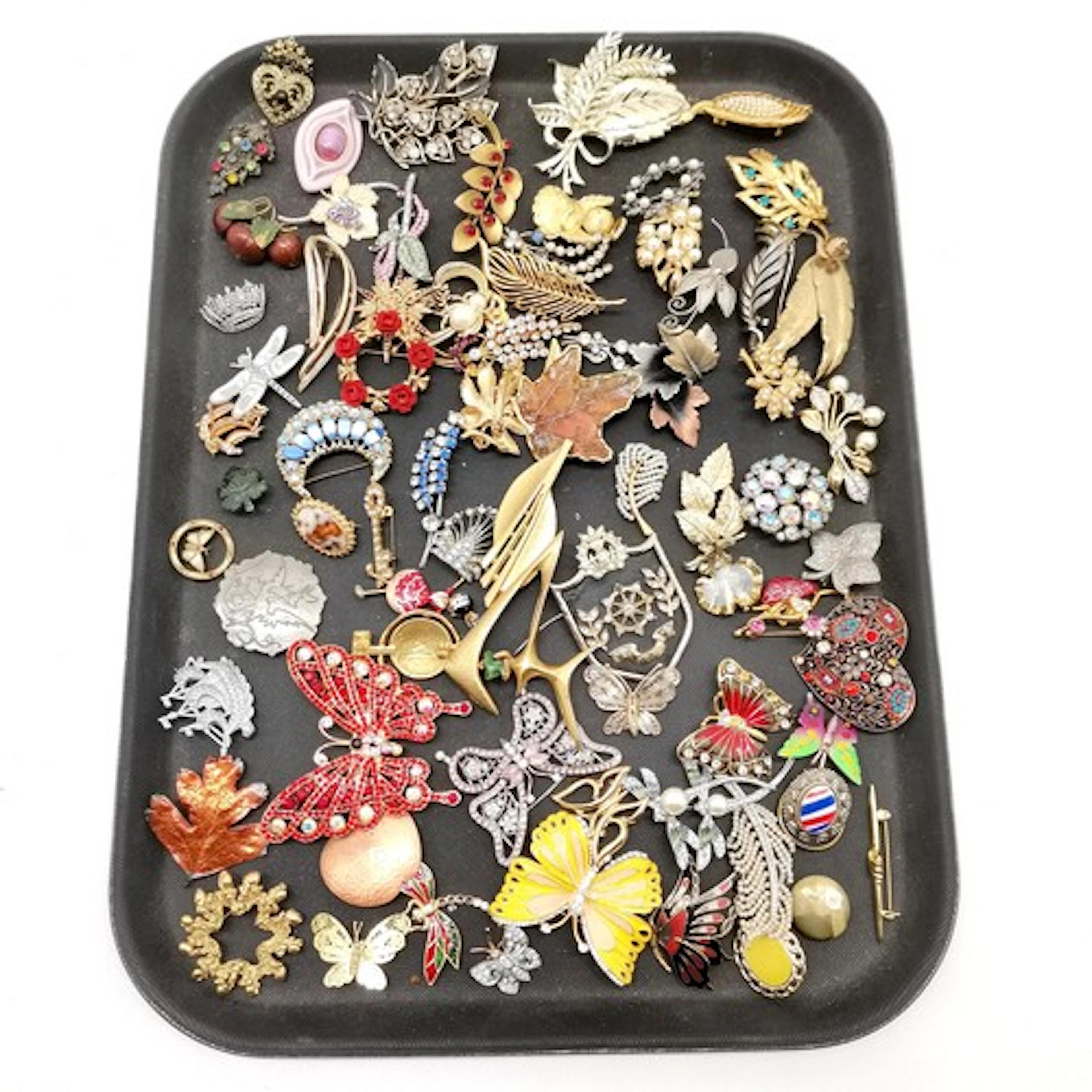 Qty of costume brooches inc Andy Everson enamel dragonfly, n...
