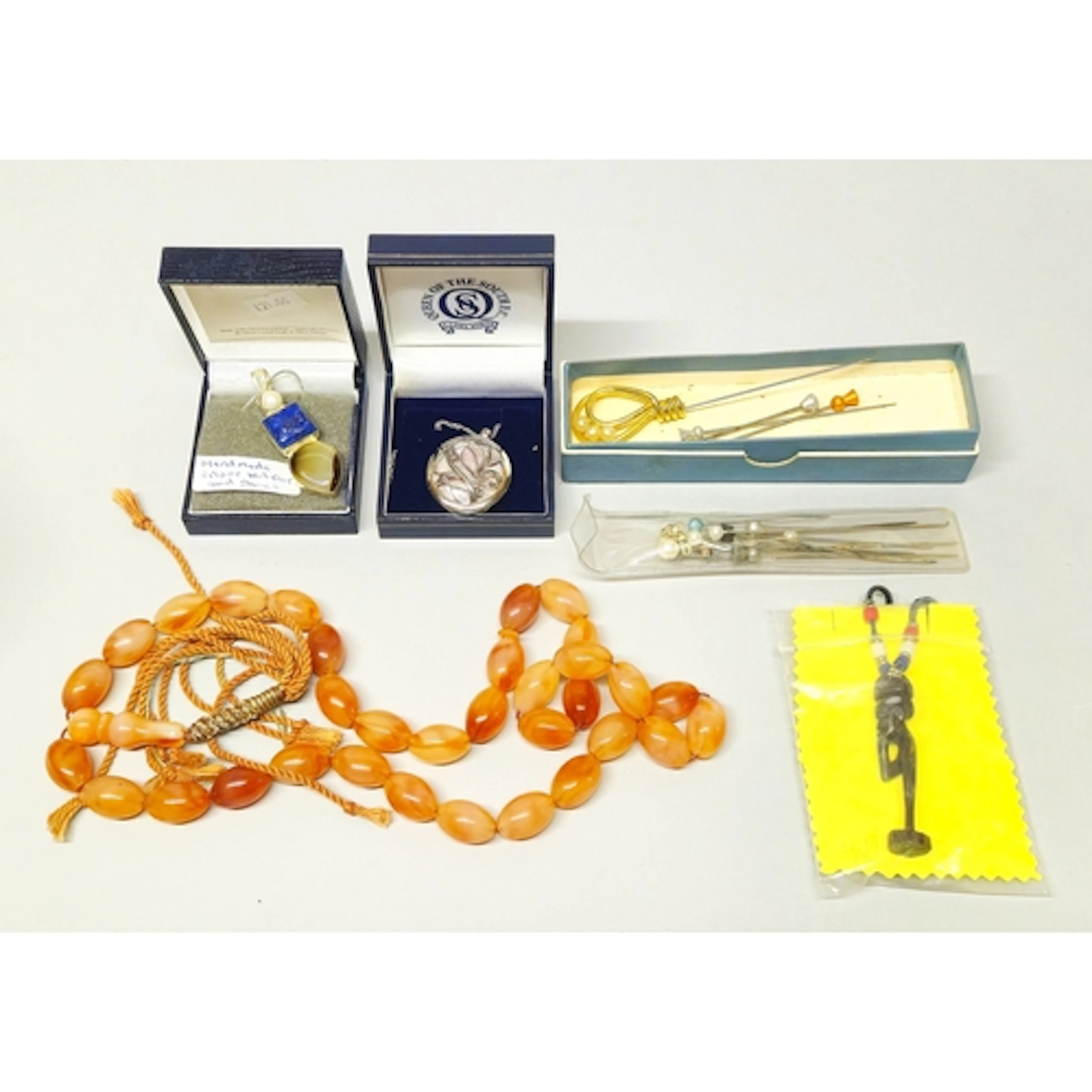 Collection of decorative and costume jewellery to include wh...