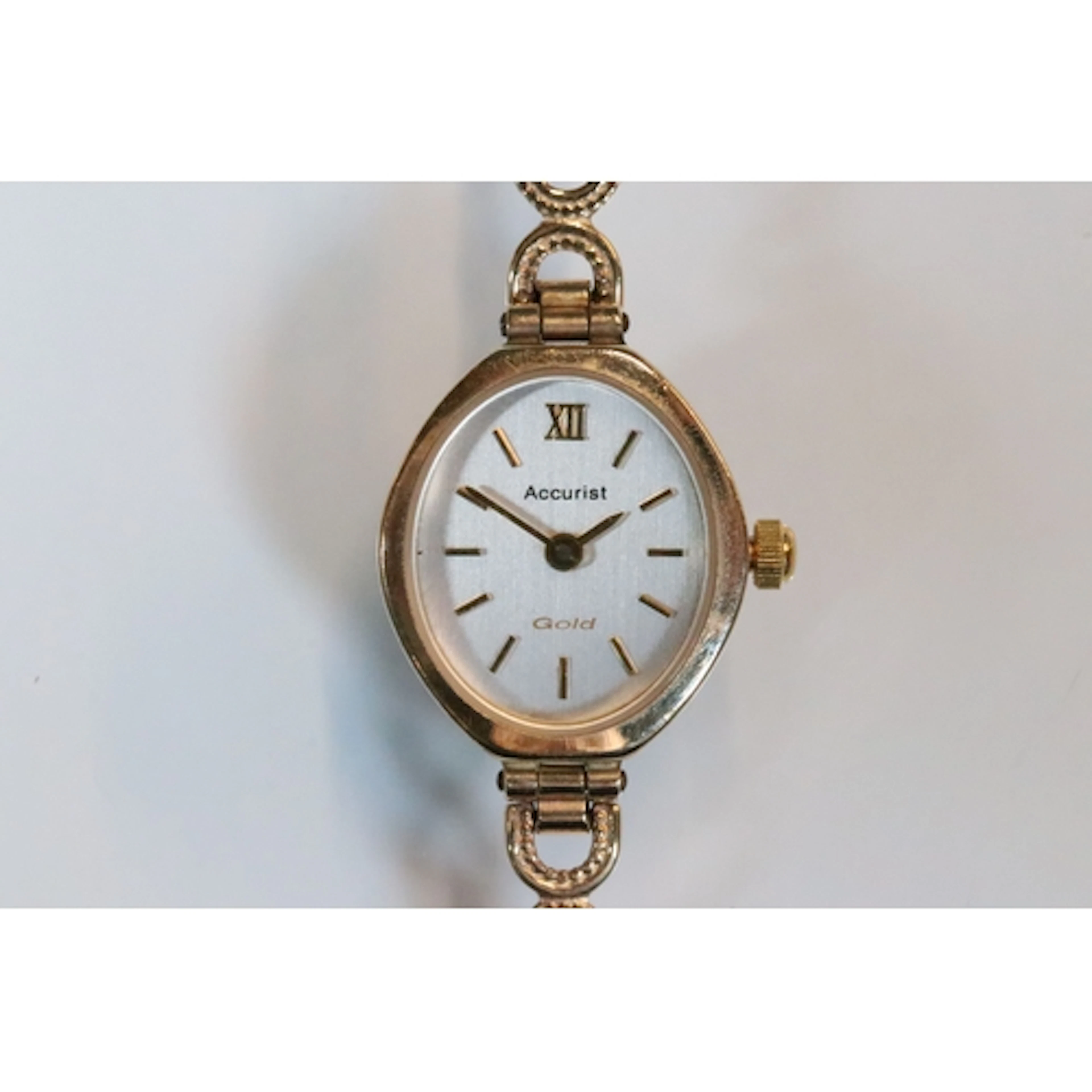 9ct gold ladies Accurist wrist watch having an oval face wit...