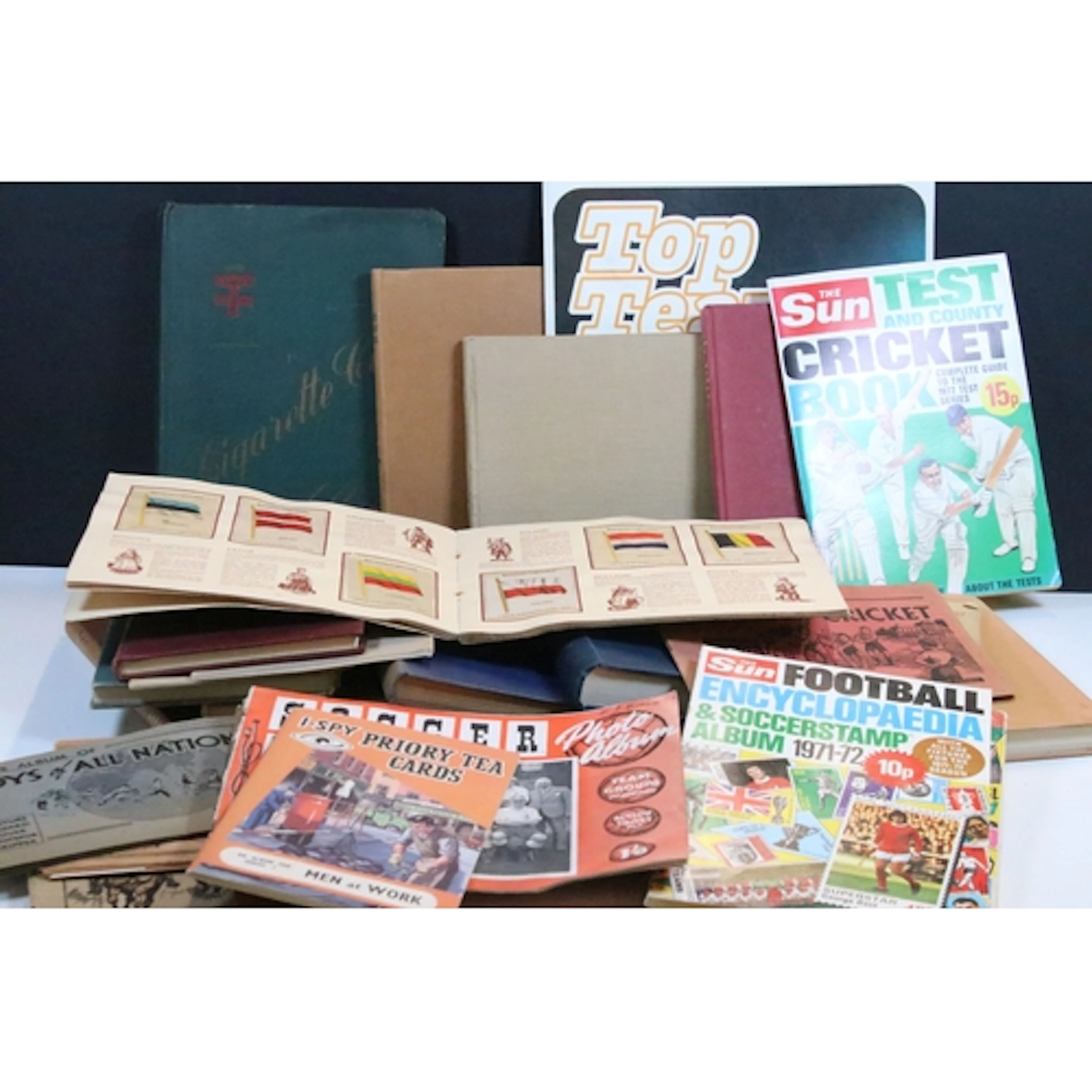 Cigarette Cards - A large selection of Cigarette card relate...