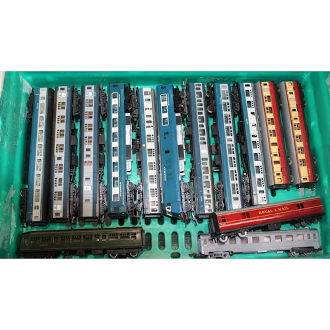 A collection of OO gauge passenger coaches. 14 in lot