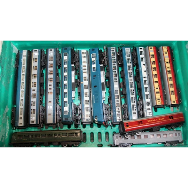 A collection of OO gauge passenger coaches. 14 in lot