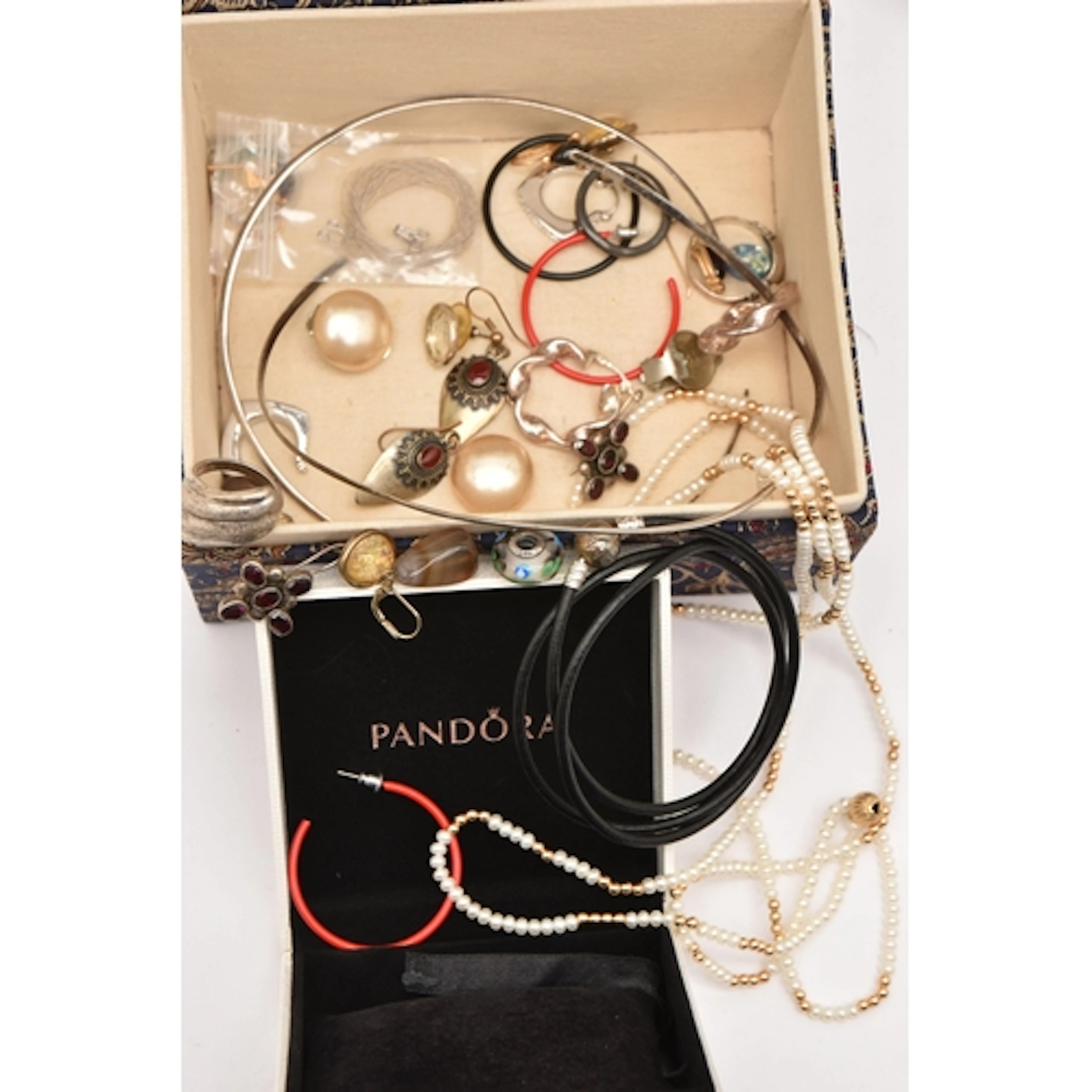 A SMALL BOX WITH JEWELLERY, to include an imitation pearl ne...
