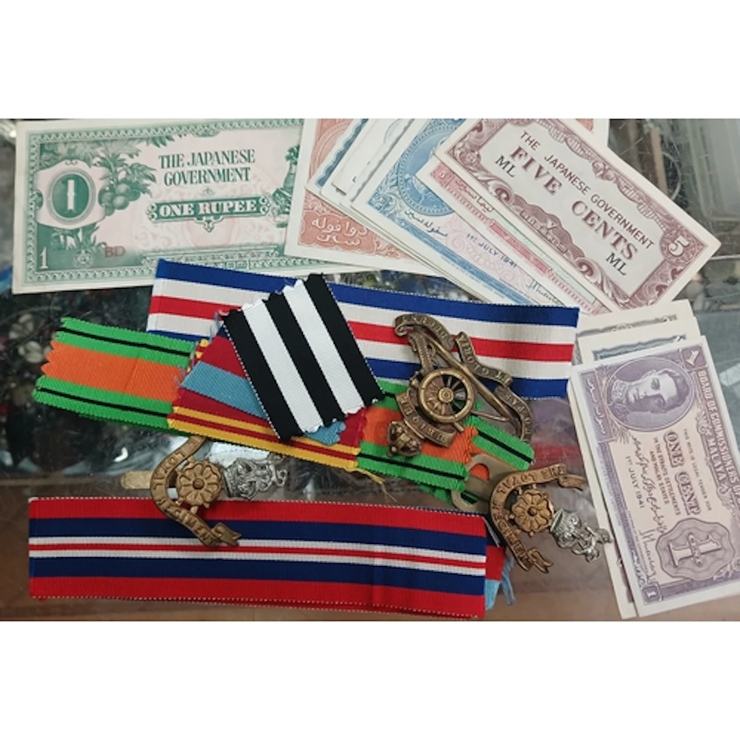 Militaria cap badges, ribbons and assorted bank notes.