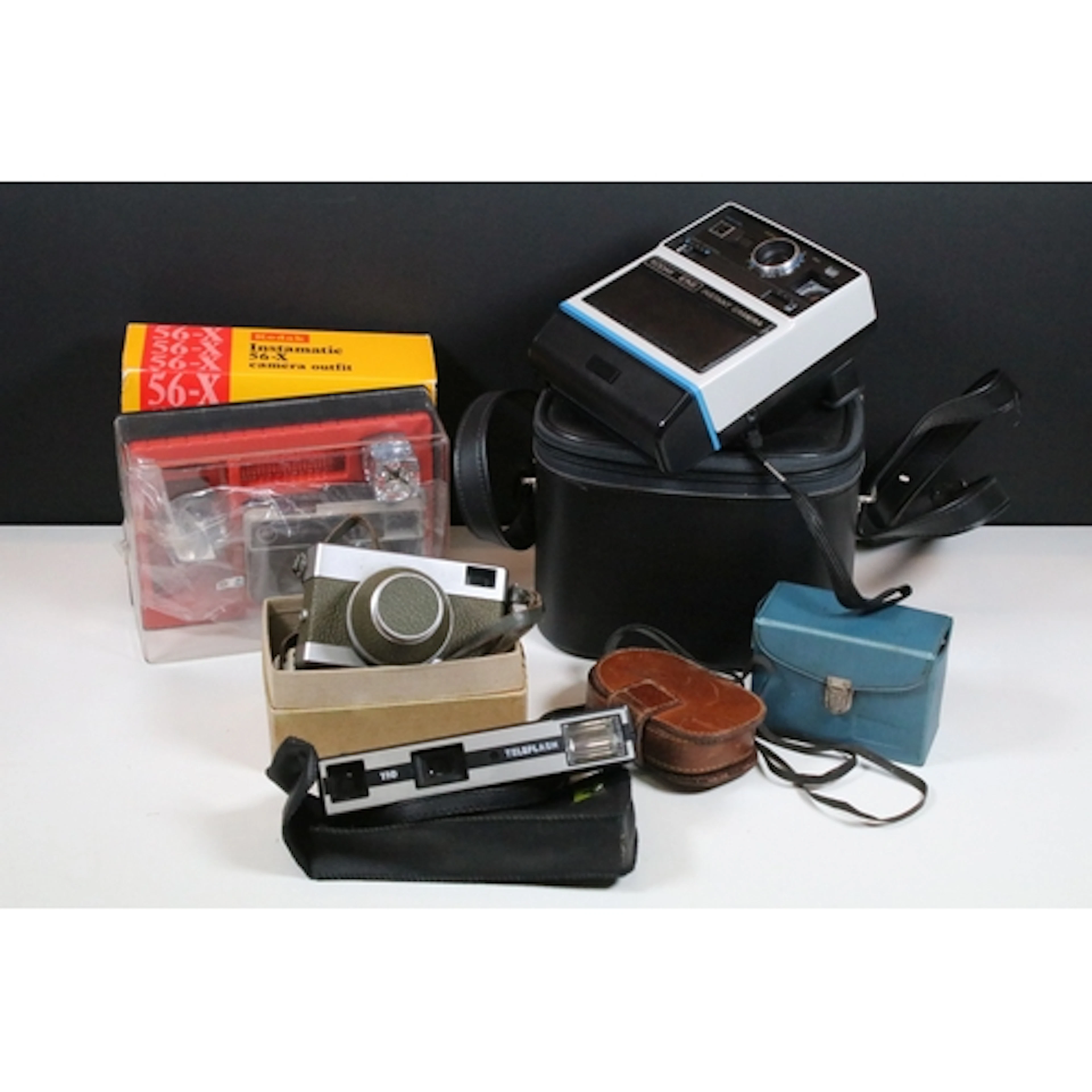 Small quantity of cameras and photographic equipment featuri...