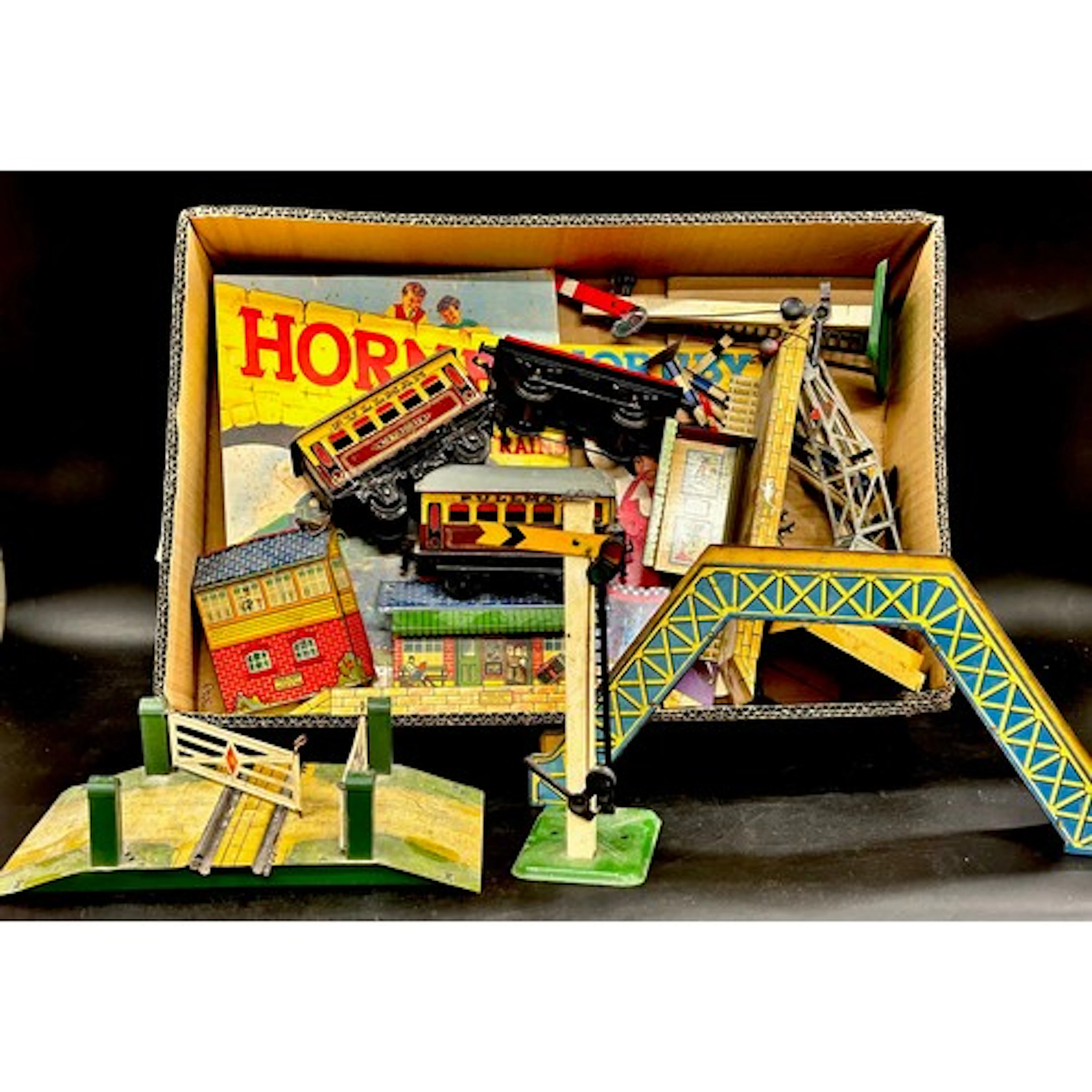 A collection of tin-plate model railway to include O gauge c...