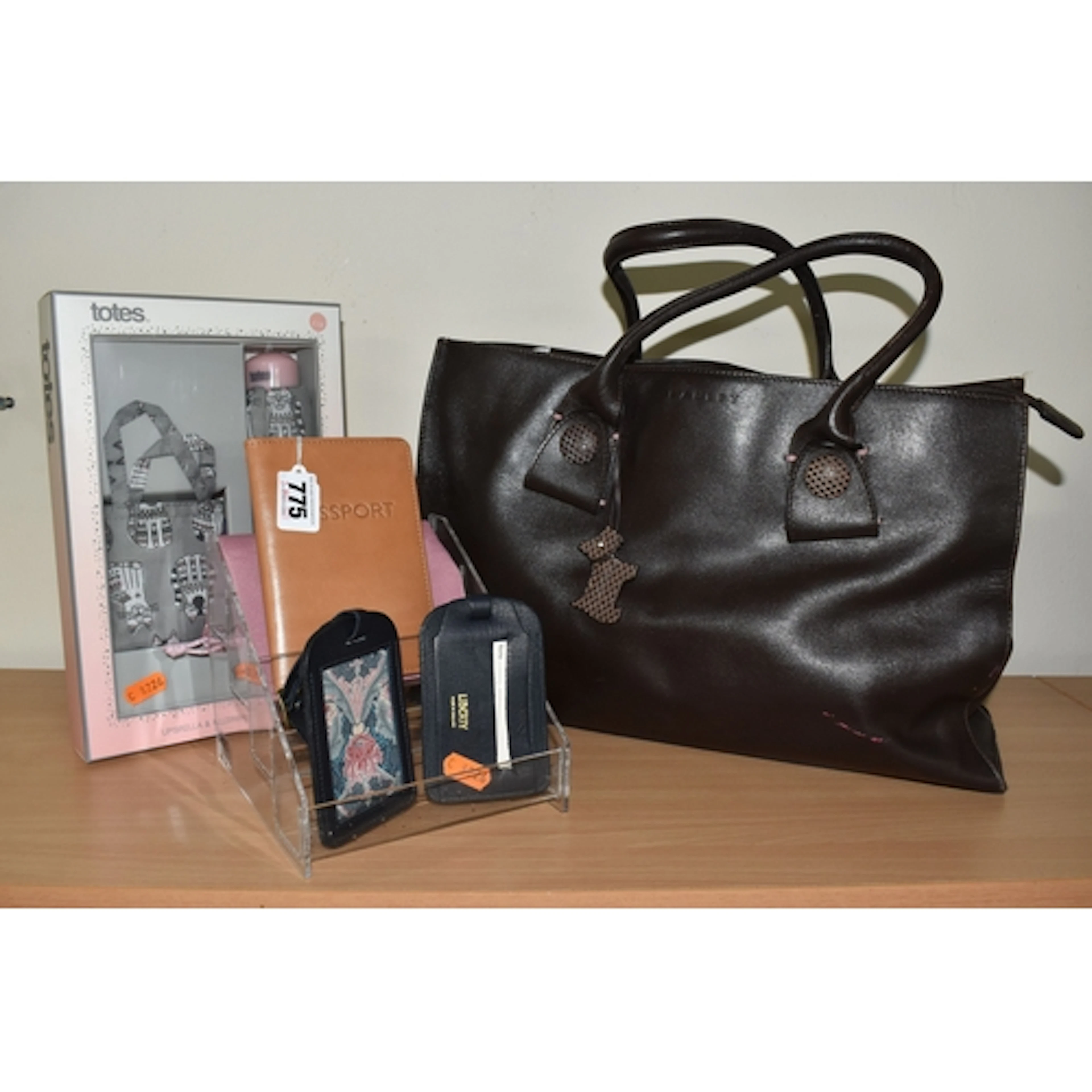 A RADLEY LONDON LEATHER TOTE BAG AND PASSPORT HOLDER, smooth...