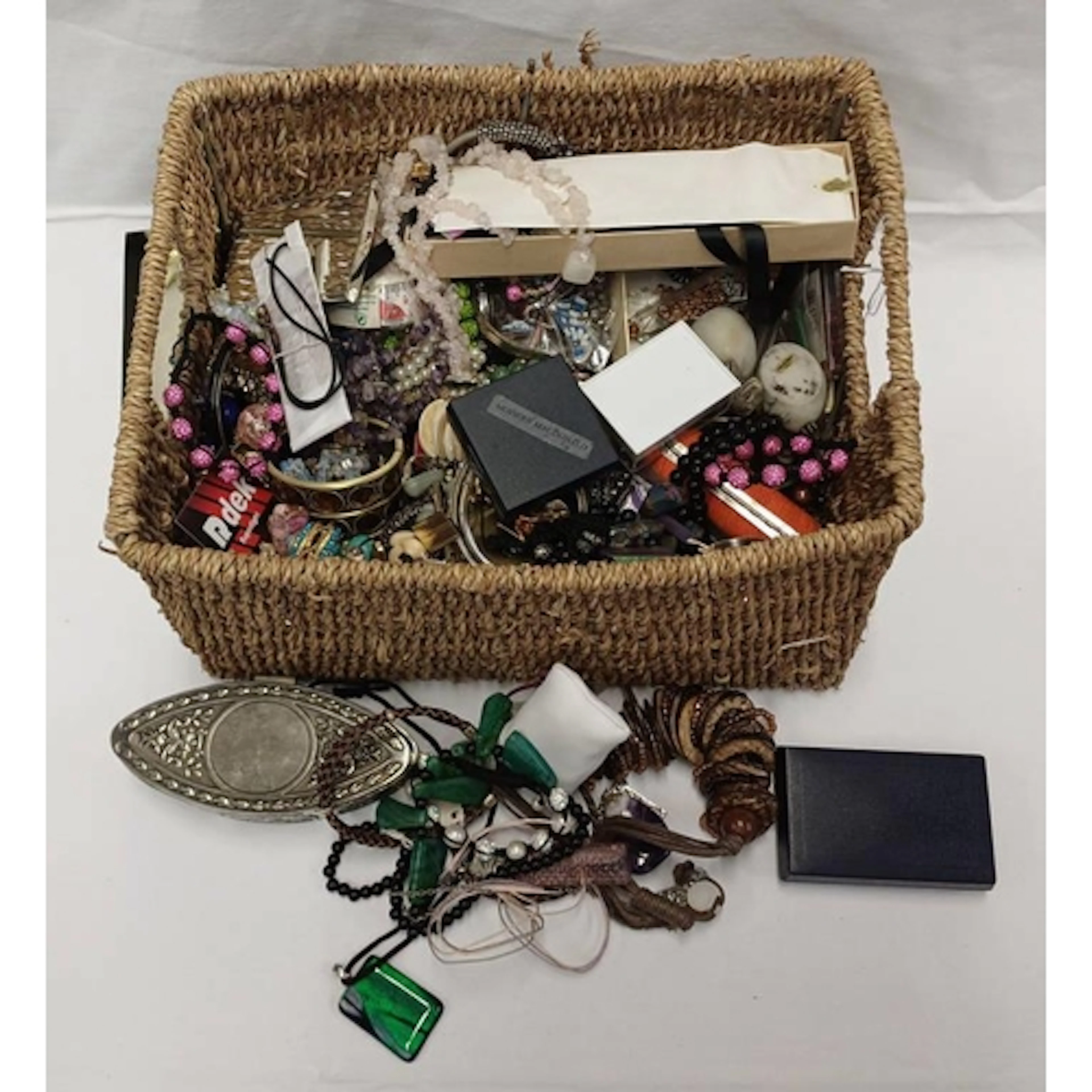 LARGE SELECTION OF COSTUME JEWELLERY INCLUDING BEAD NECKLACE...