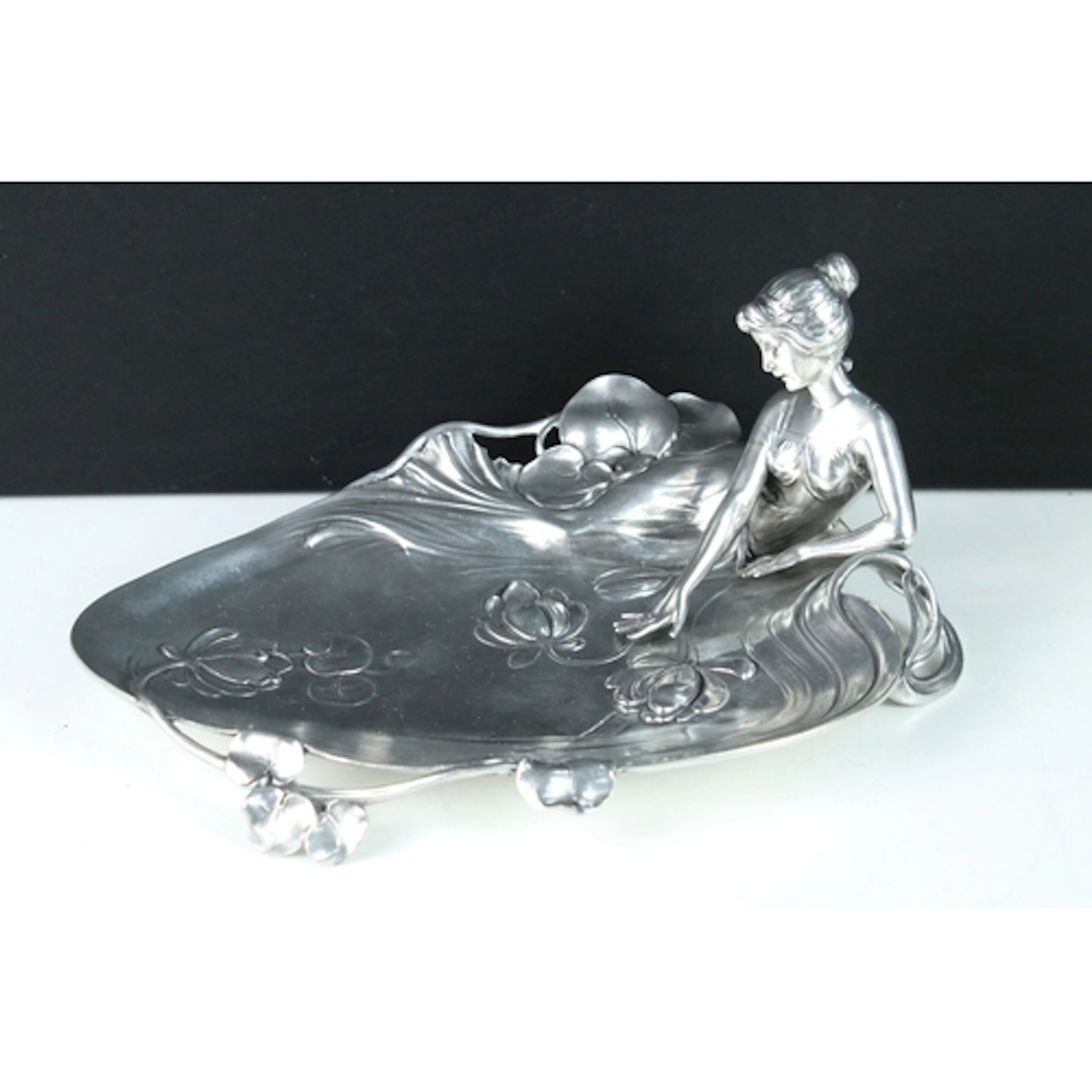 Art Nouveau polished pewter shallow dish, modelled with a re...