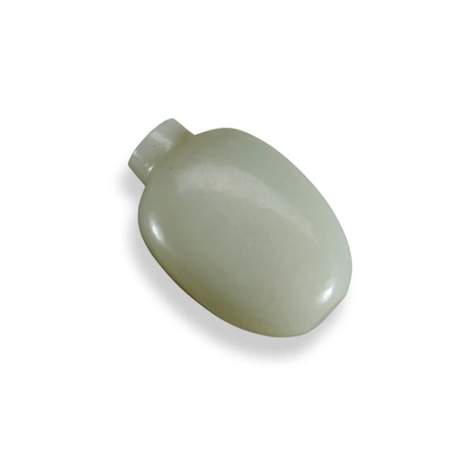A FINE WHITE JADE SNUFF BOTTLE QING DYNASTY, 18TH / EARLY 19...