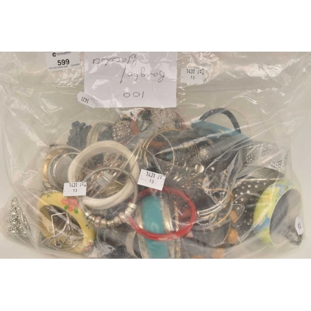 A BAG OF APPROXIMATELY 100 COSTUME BANGLES AND BRACELETS, u...