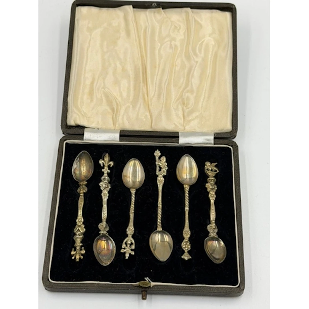 A boxed set of Italian ornate silver coffee spoons.