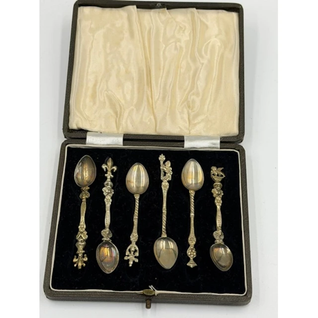 A boxed set of Italian ornate silver coffee spoons.