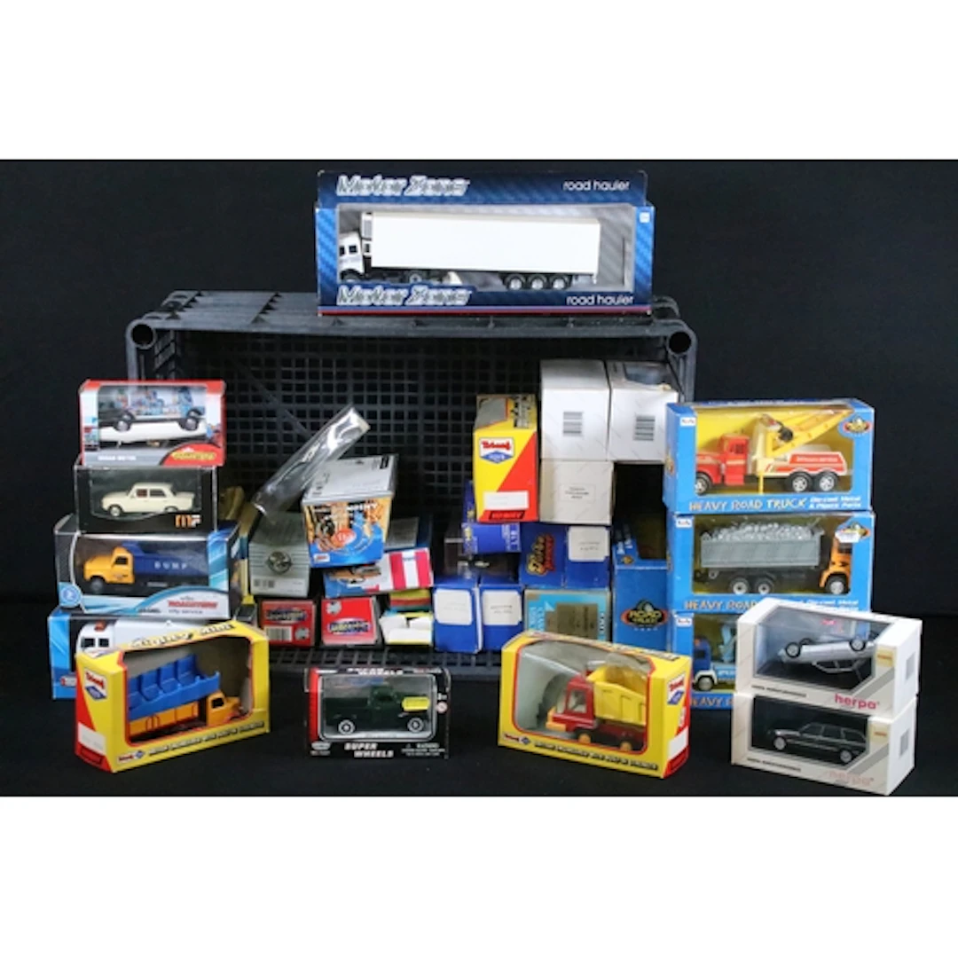 35 Boxed / cased diecast models to include Herpa, ERTL Class...