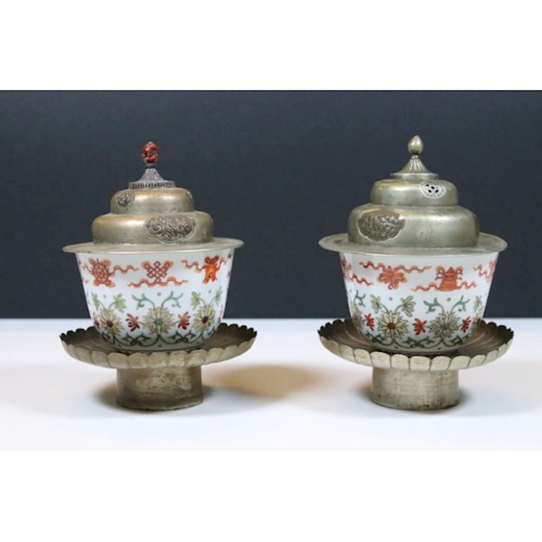 19th century pair of Chinese famille verte bowls having hand...