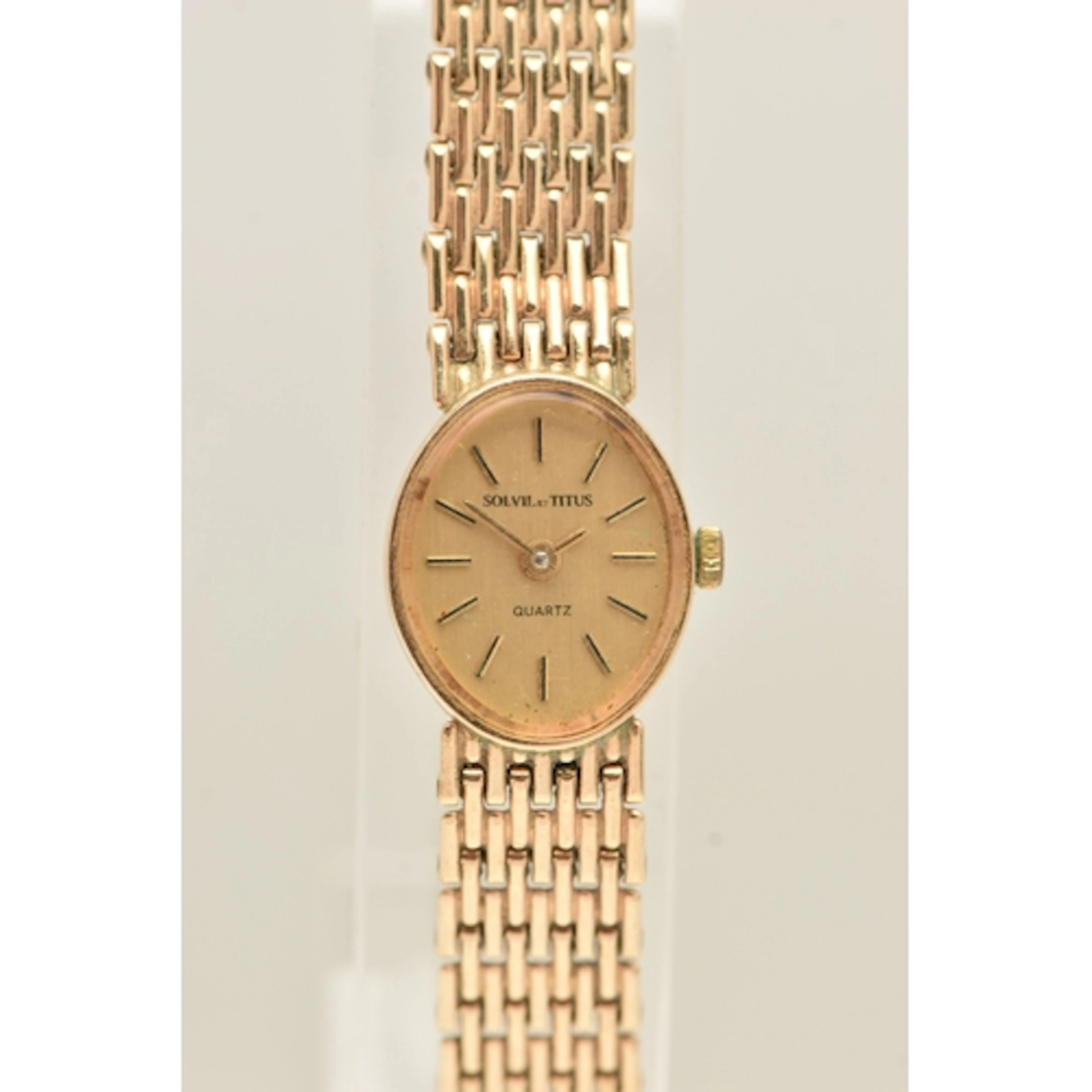 A 9CT YELLOW GOLD LADIES WRISTWATCH, quartz movement, oval d...