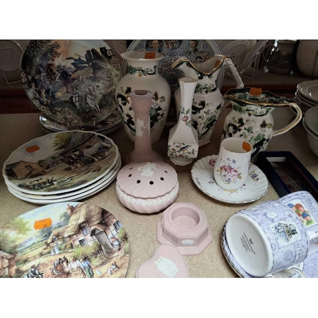 A GROUP OF CERAMICS, to include four pieces of pink Wedgwood...