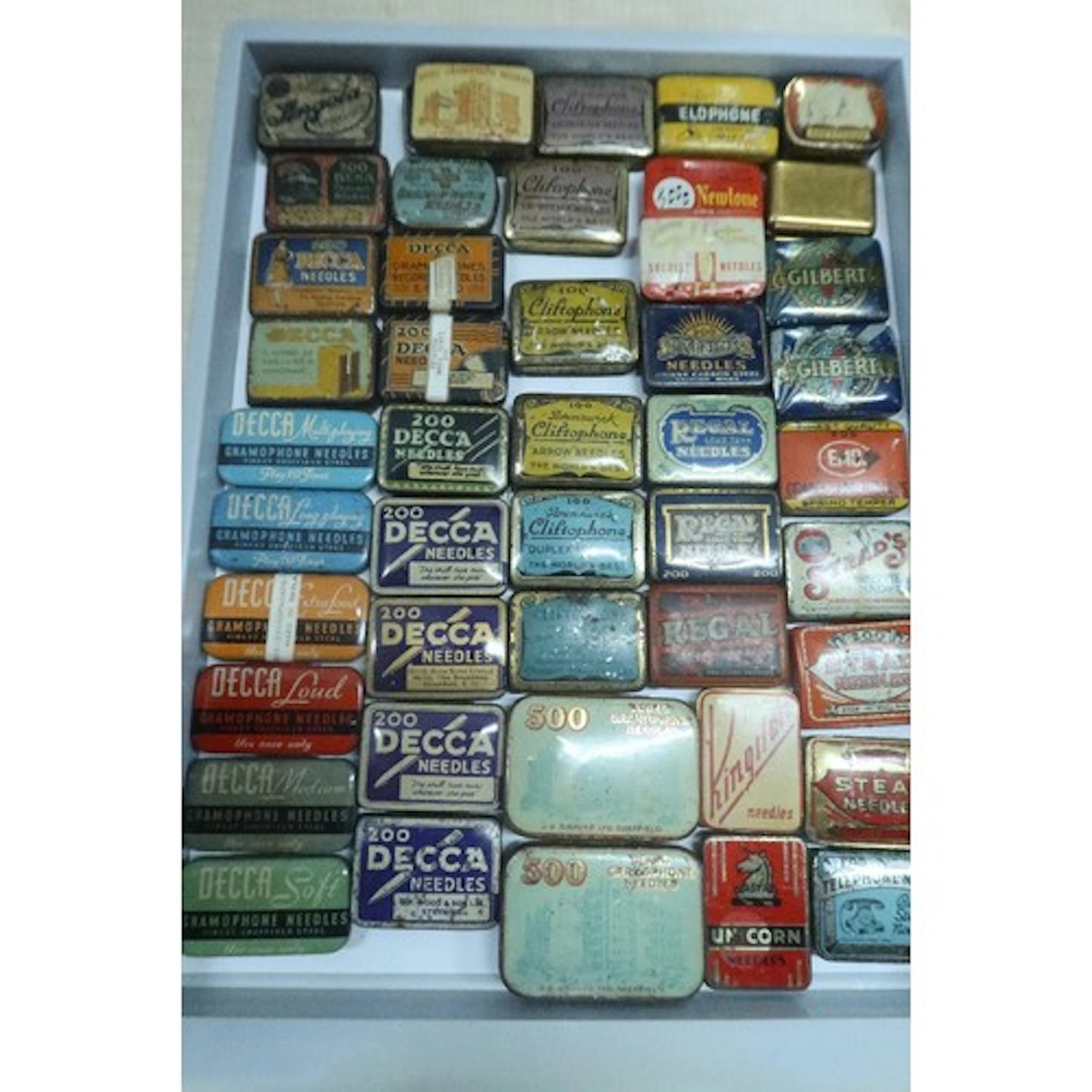 A tray of vintage gramphone needle tins