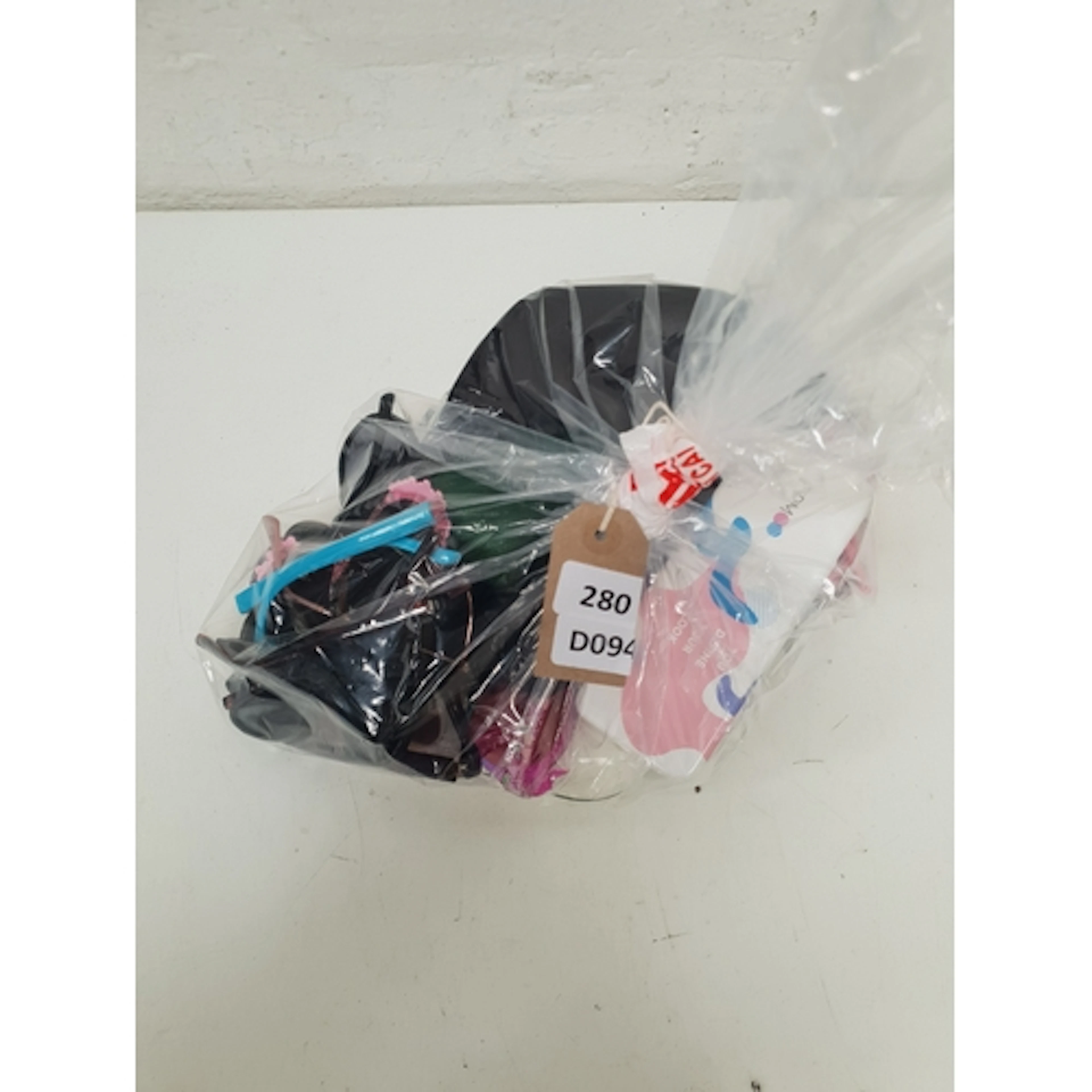 ONE BAG OF SUNGLASSES WITH CASES note: some may contain pres...