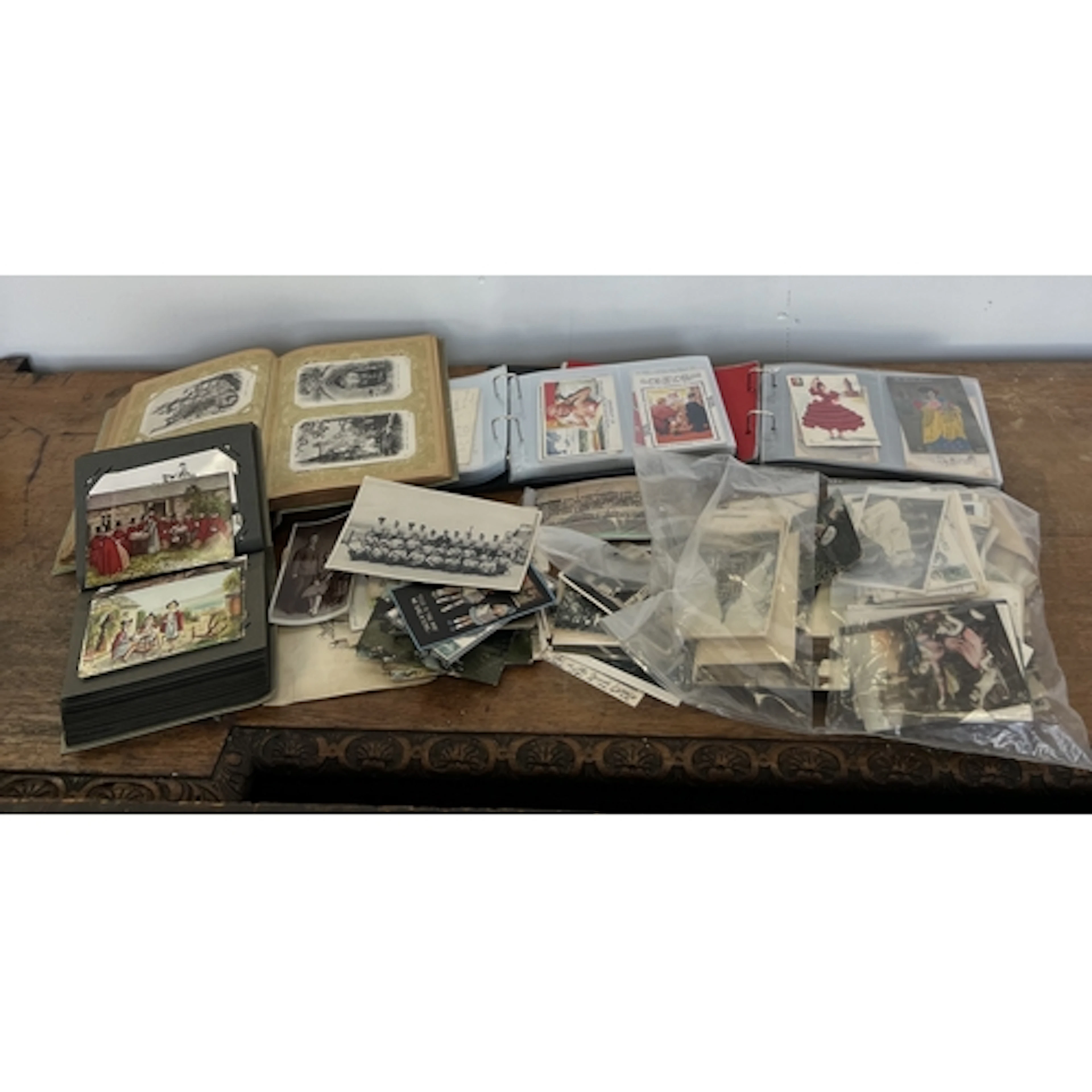 A LARGE GROUP OF VINTAGE POSTCARDS AND PHOTOGRAPHS