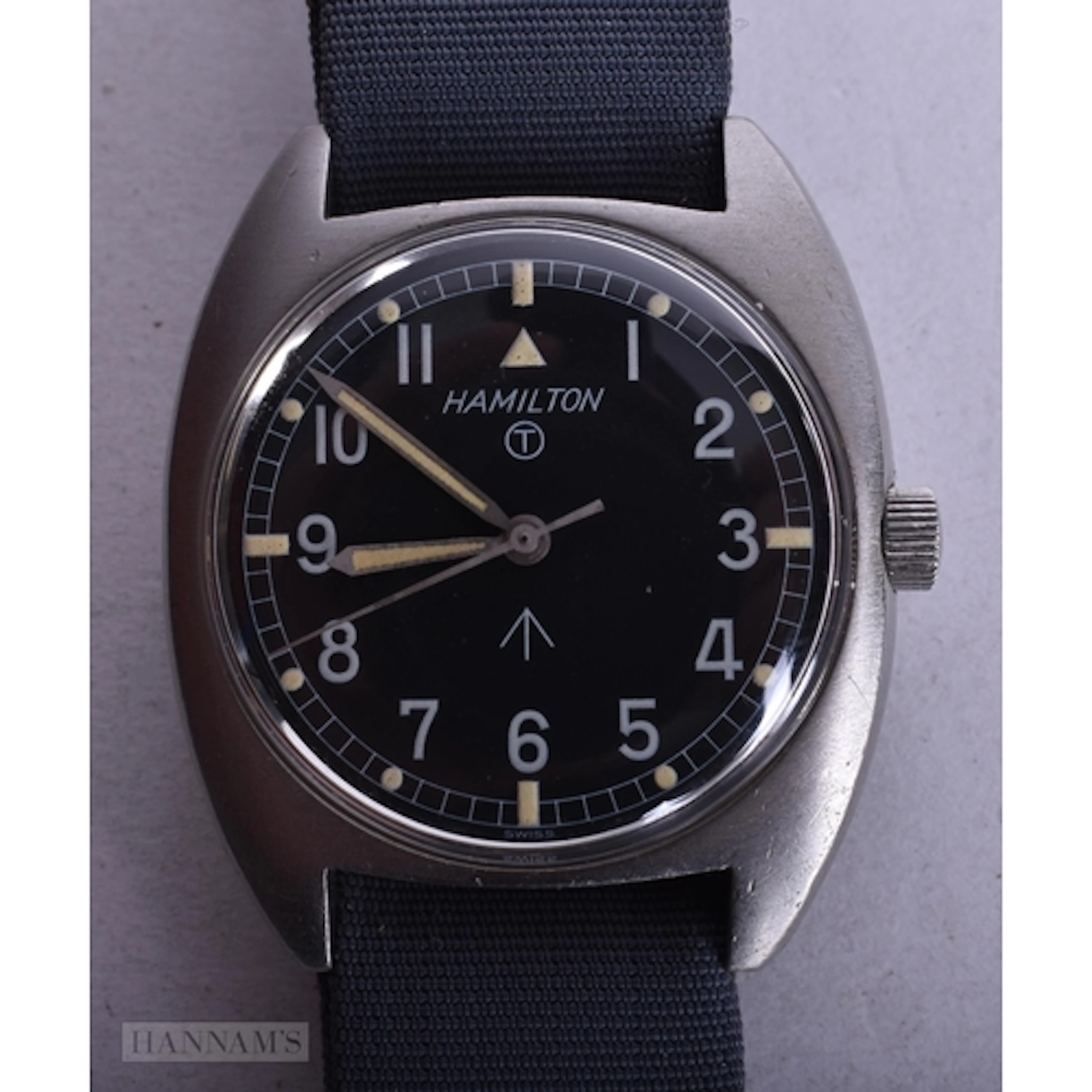 A HAMILTON W-10 4050/75 MILITARY WRIST WATCH. Running. 3.5 c...