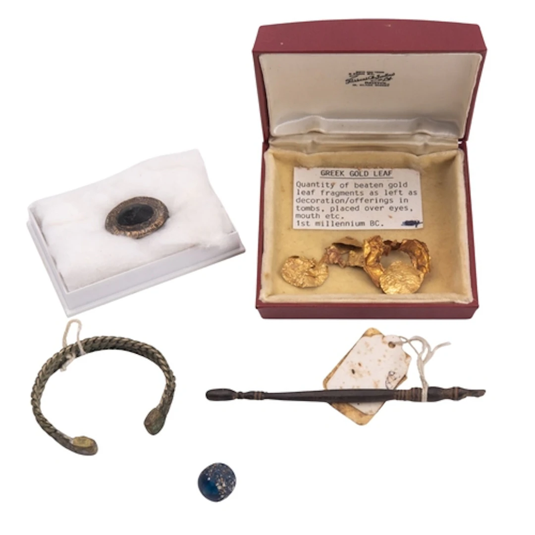 An oval brooch with shaped to a central point central point ...
