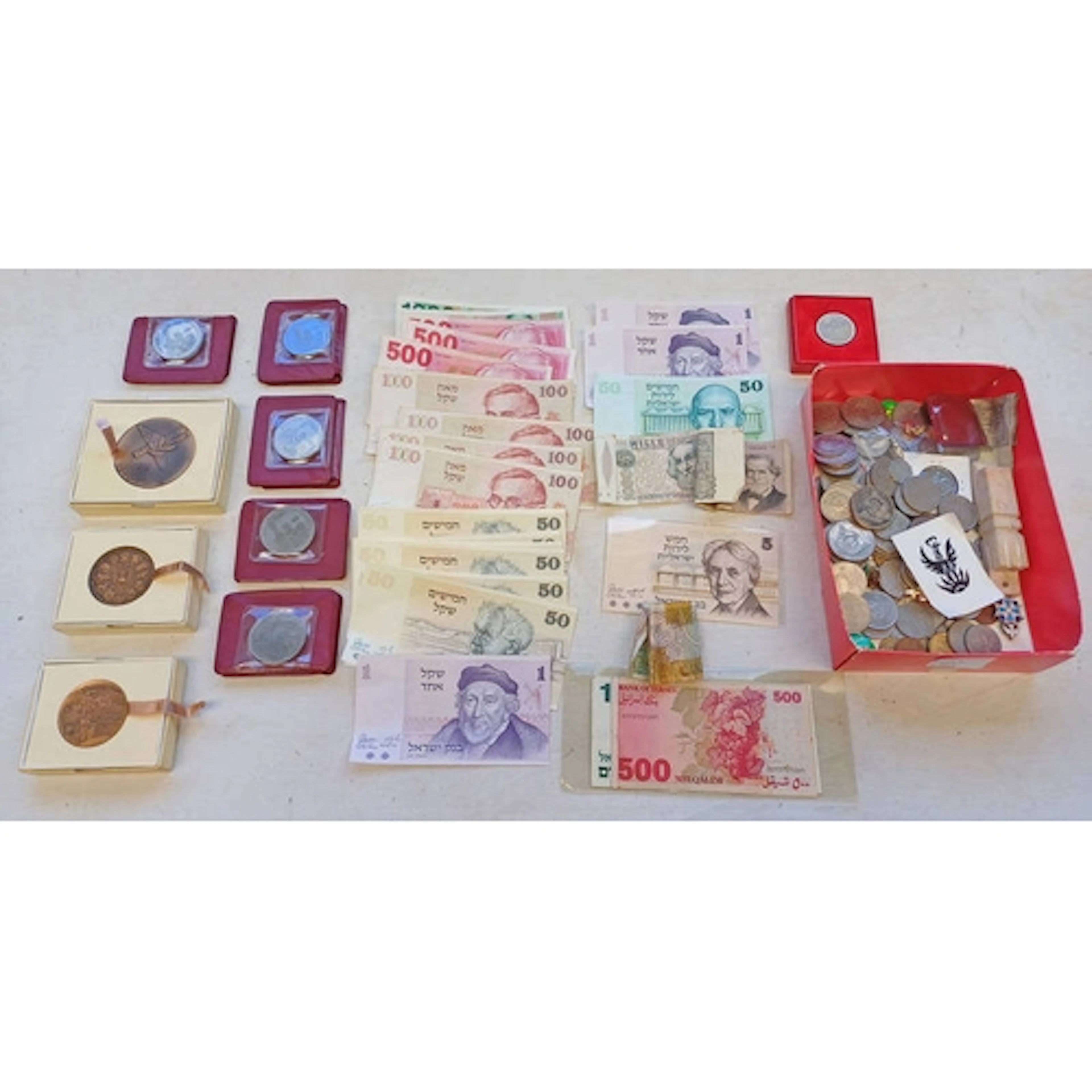 SELECTION OF VARIOUS WORLD COINS, BANKNOTES, MEDALLIONS, ETC...