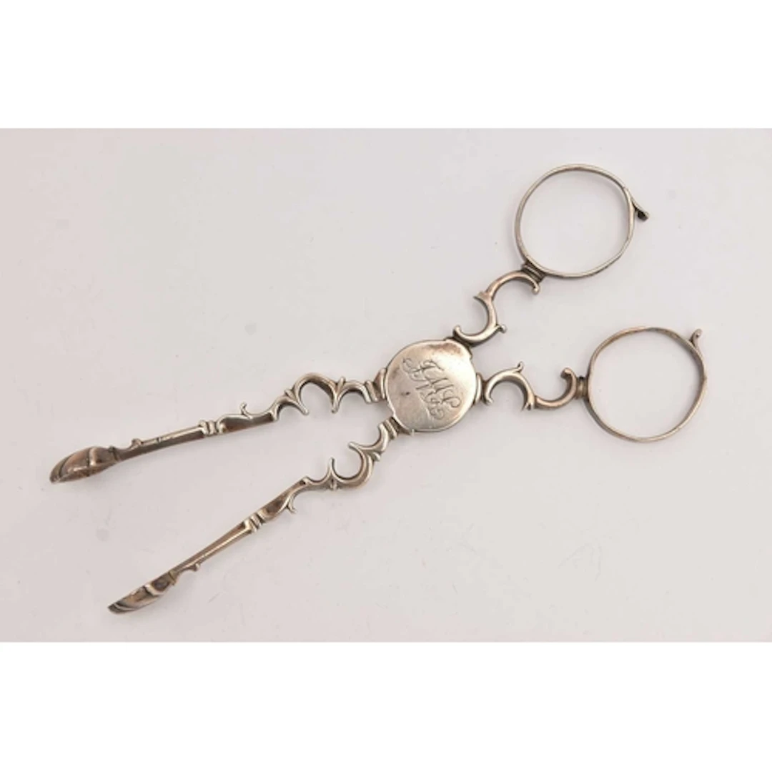 A PAIR OF 18TH CENTURY SILVER SUGAR TONGS, of scissor form w...