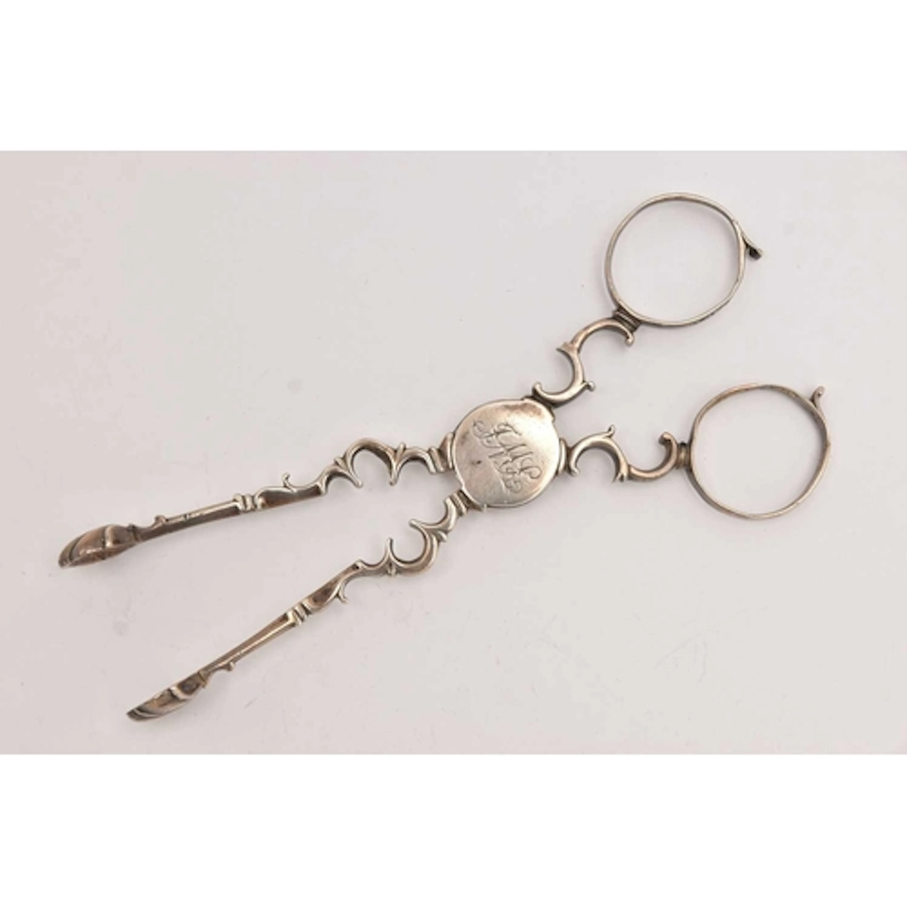 A PAIR OF 18TH CENTURY SILVER SUGAR TONGS, of scissor form w...