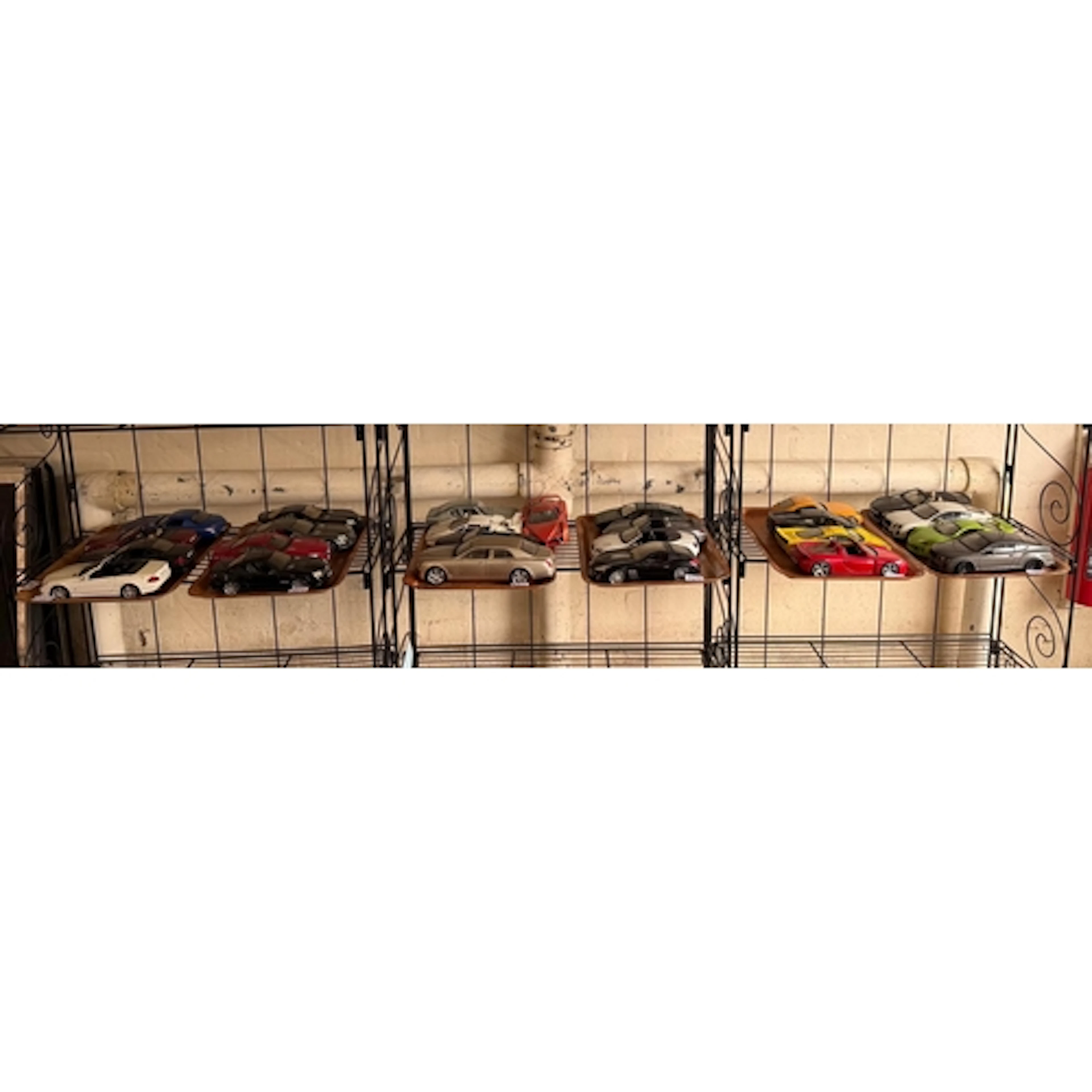 Six trays of Welly, Maisto and other 1:18 scale model cars. ...