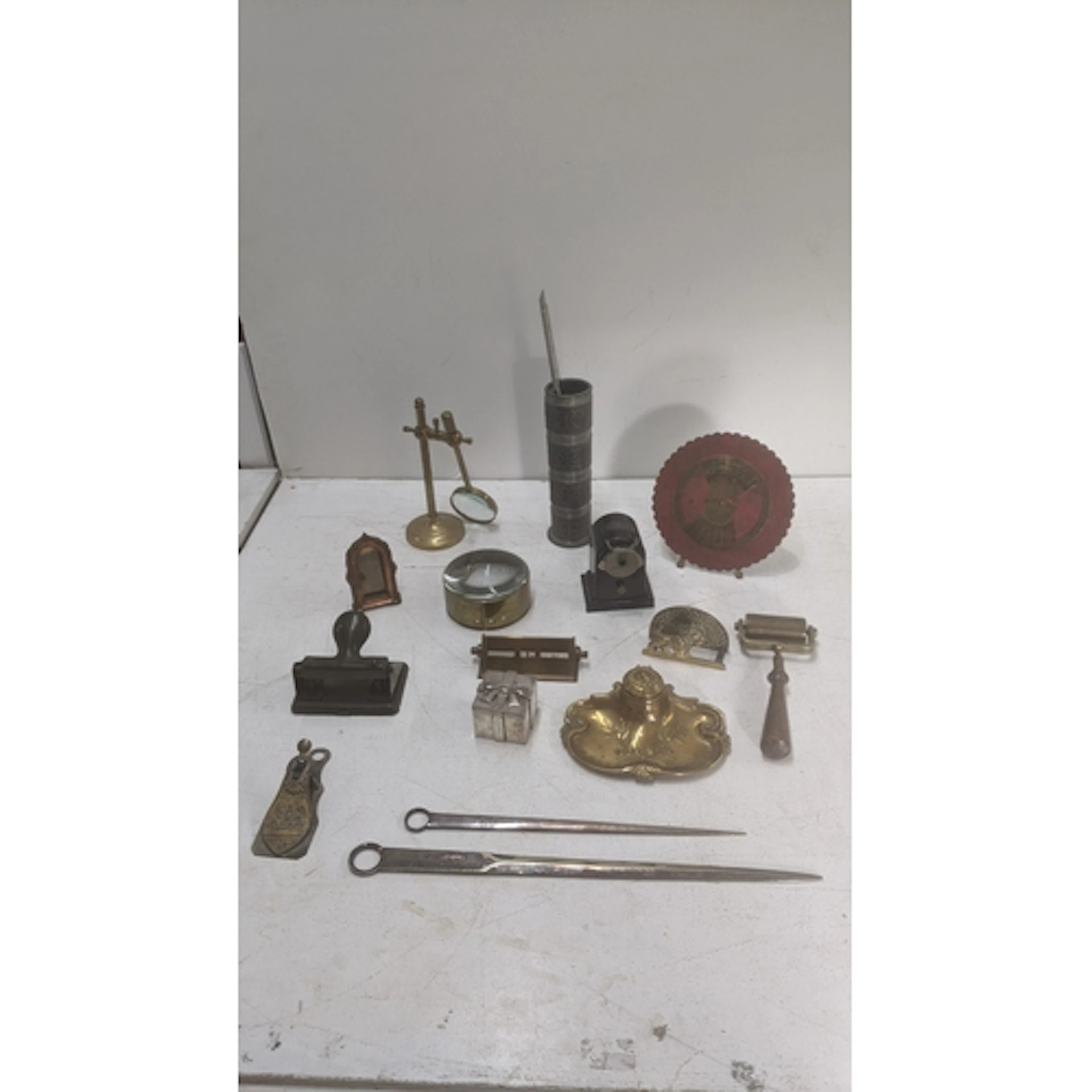 Vintage desktop items to include a Dahle No22 Bakelite penci...