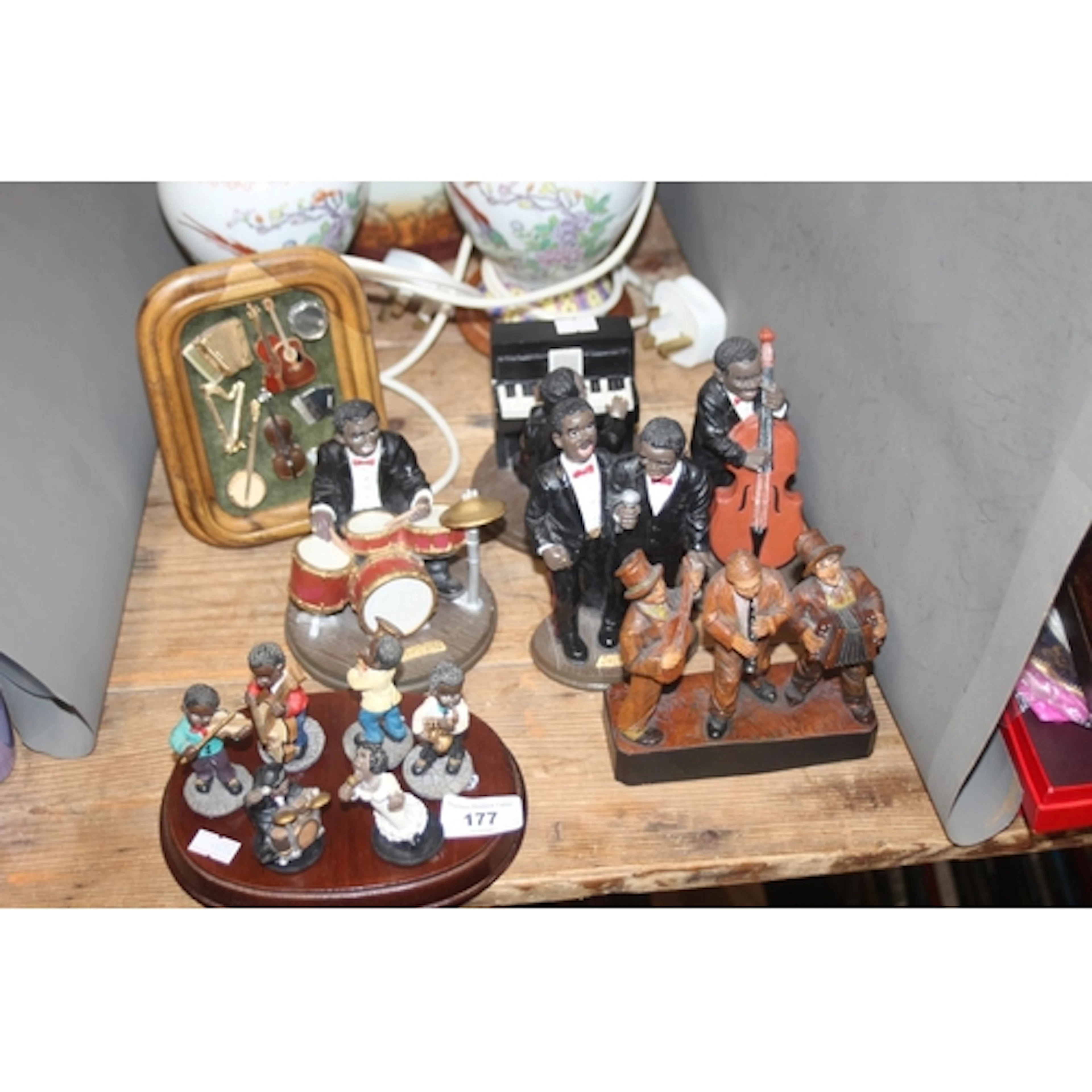Jazz band figures.