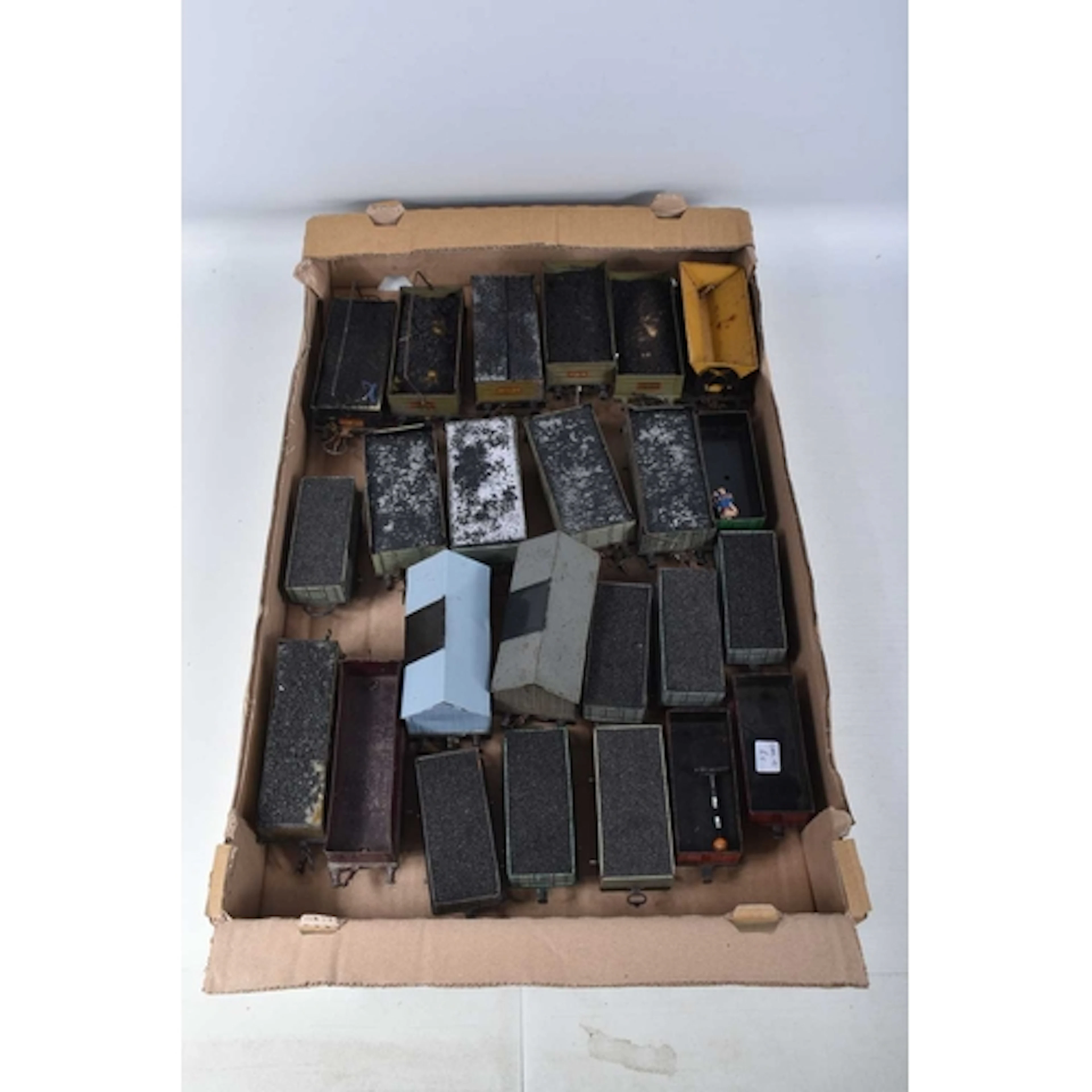 A QUANTITY OF UNBOXED HORNBY O GAUGE WAGONS, to include No.1...