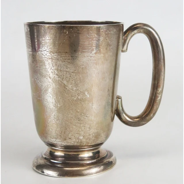 A George V silver cup, maker Walker & Hall, Sheffield, 1933,...