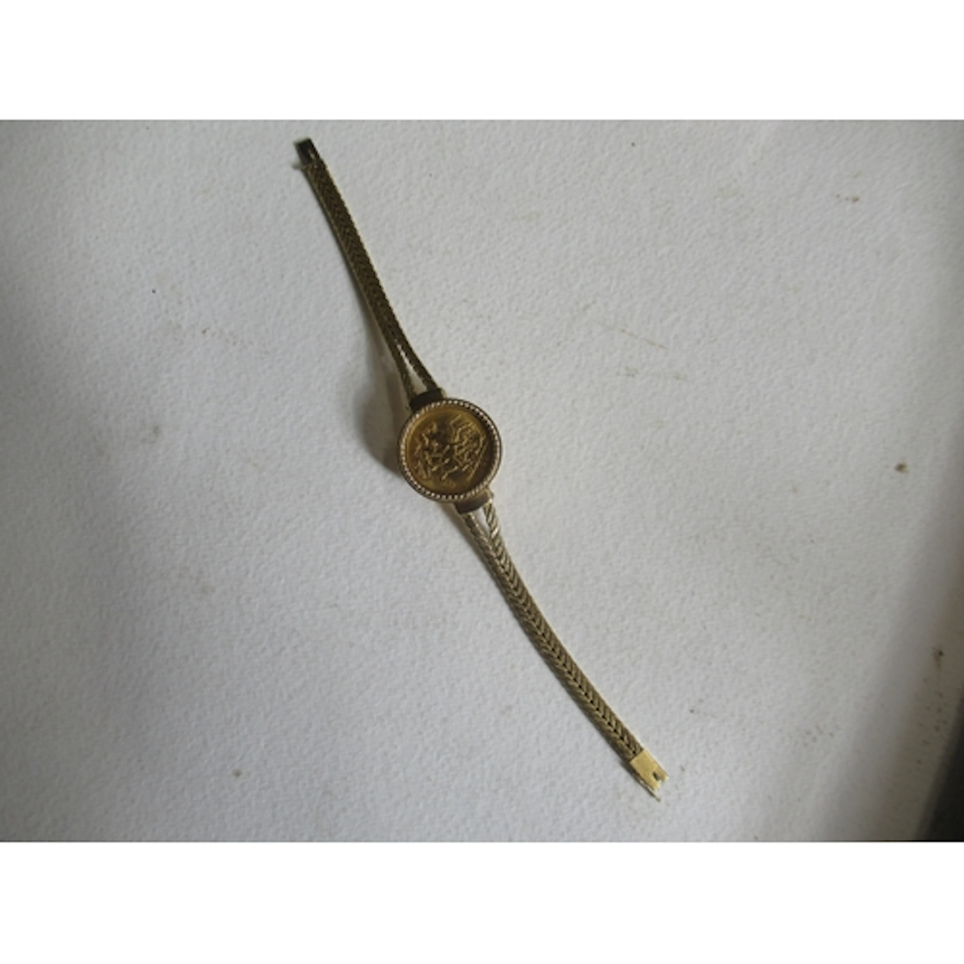 A 1929 gold sovereign, in 9ct gold mount forming a bracelet,...