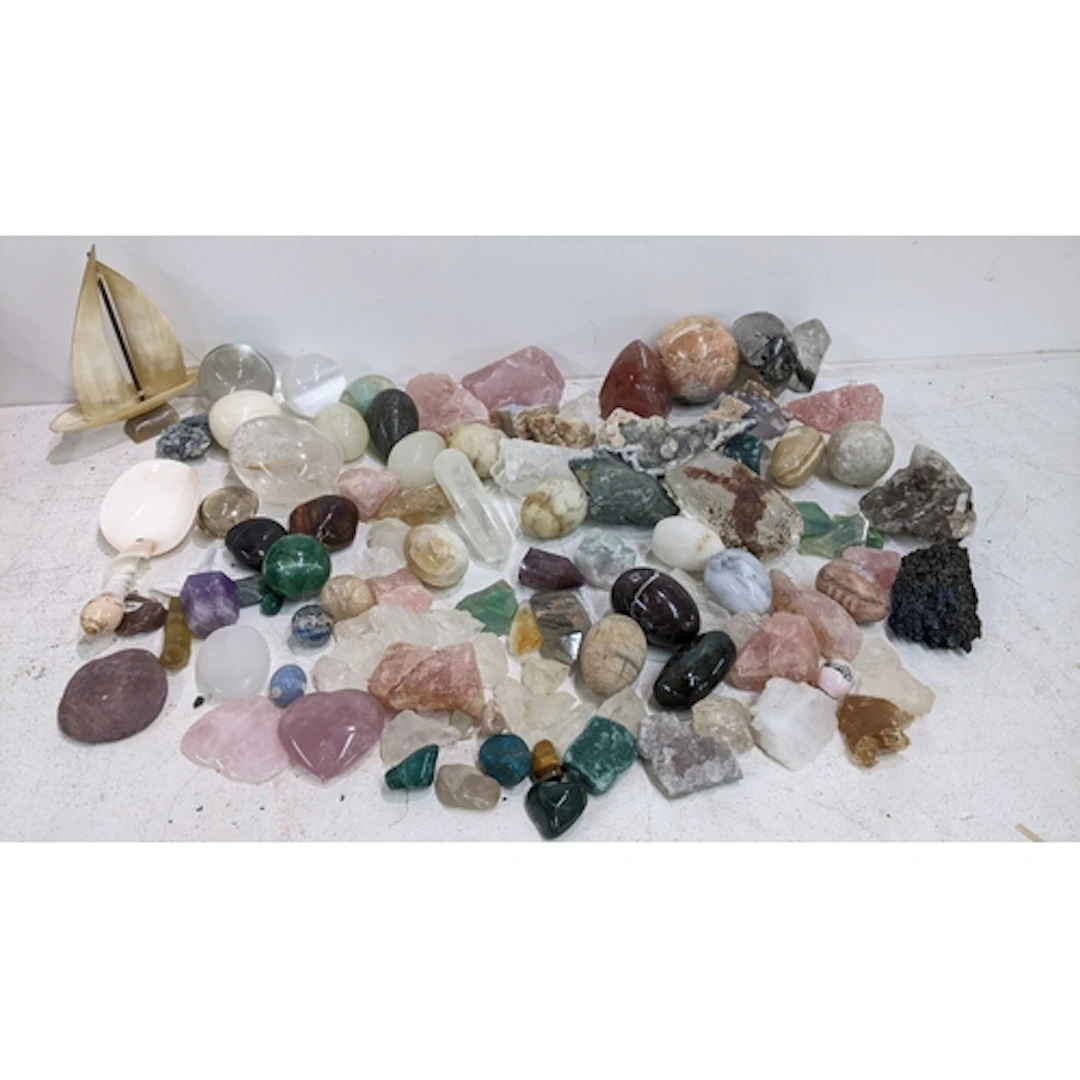 A collection of mineral specimens and hardstones to include ...