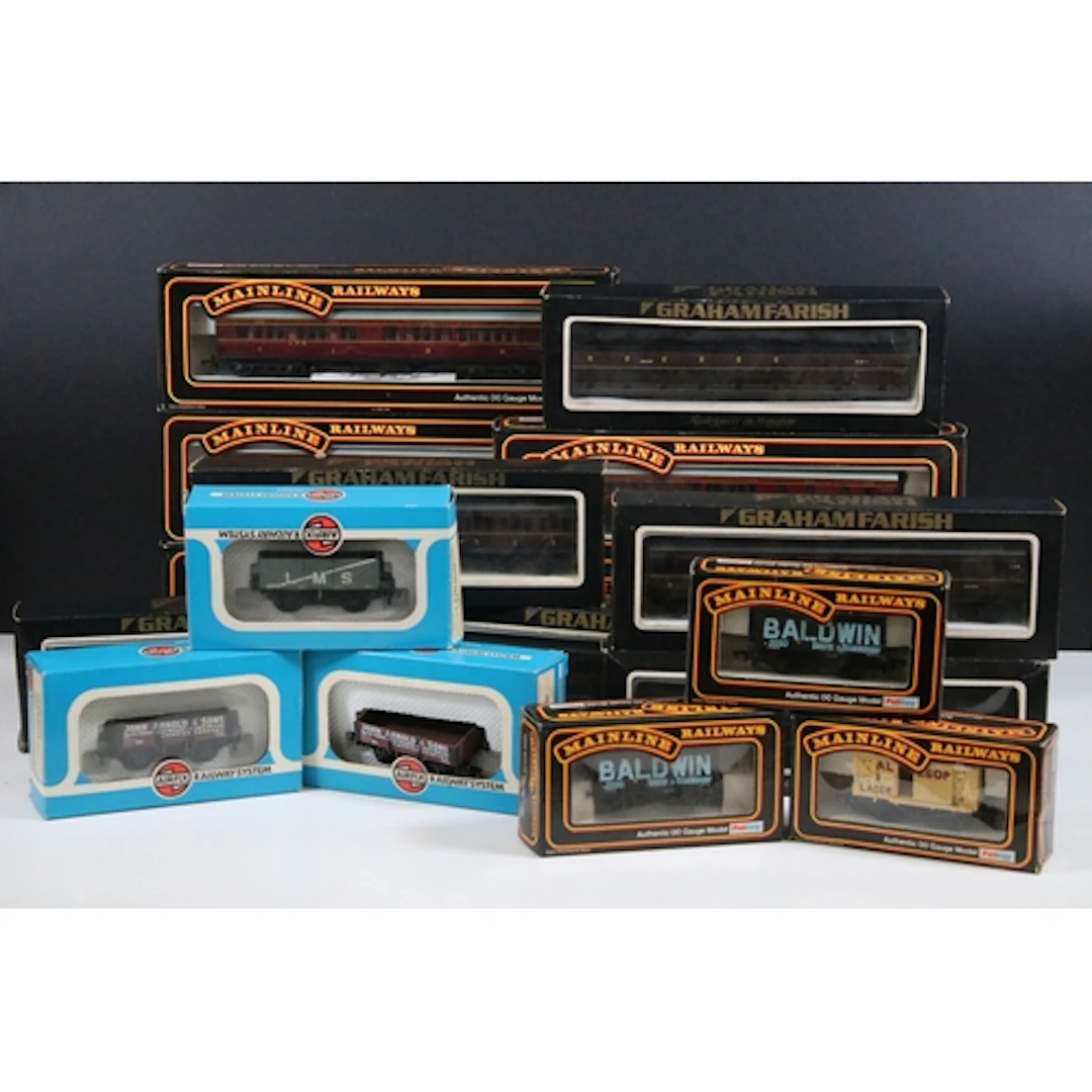 17 Boxed OO gauge items of rolling stock to include 8 x Pali...
