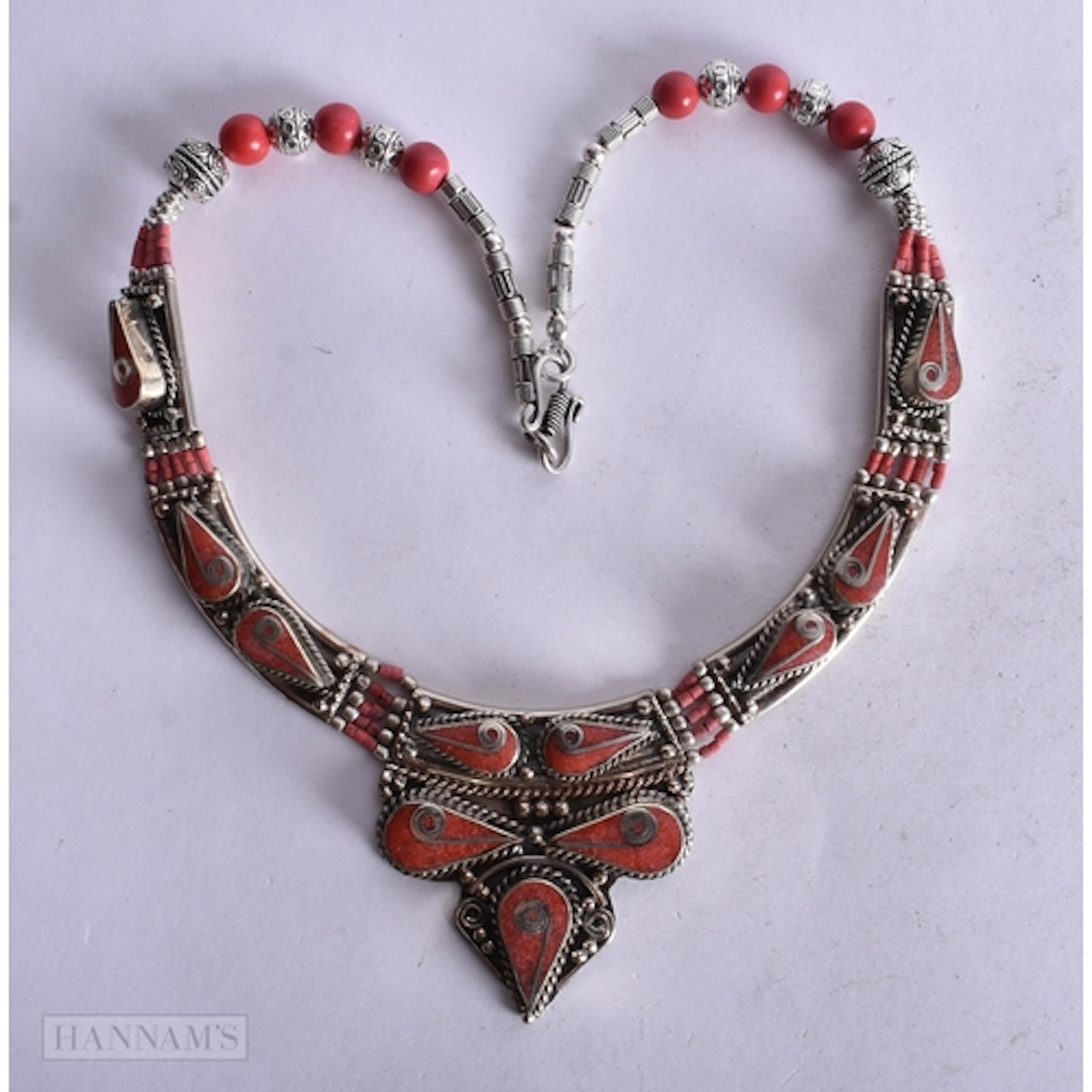 A TIBETAN WHITE METAL AND CORAL NECKLACE. 44 cm. 123.3 grams