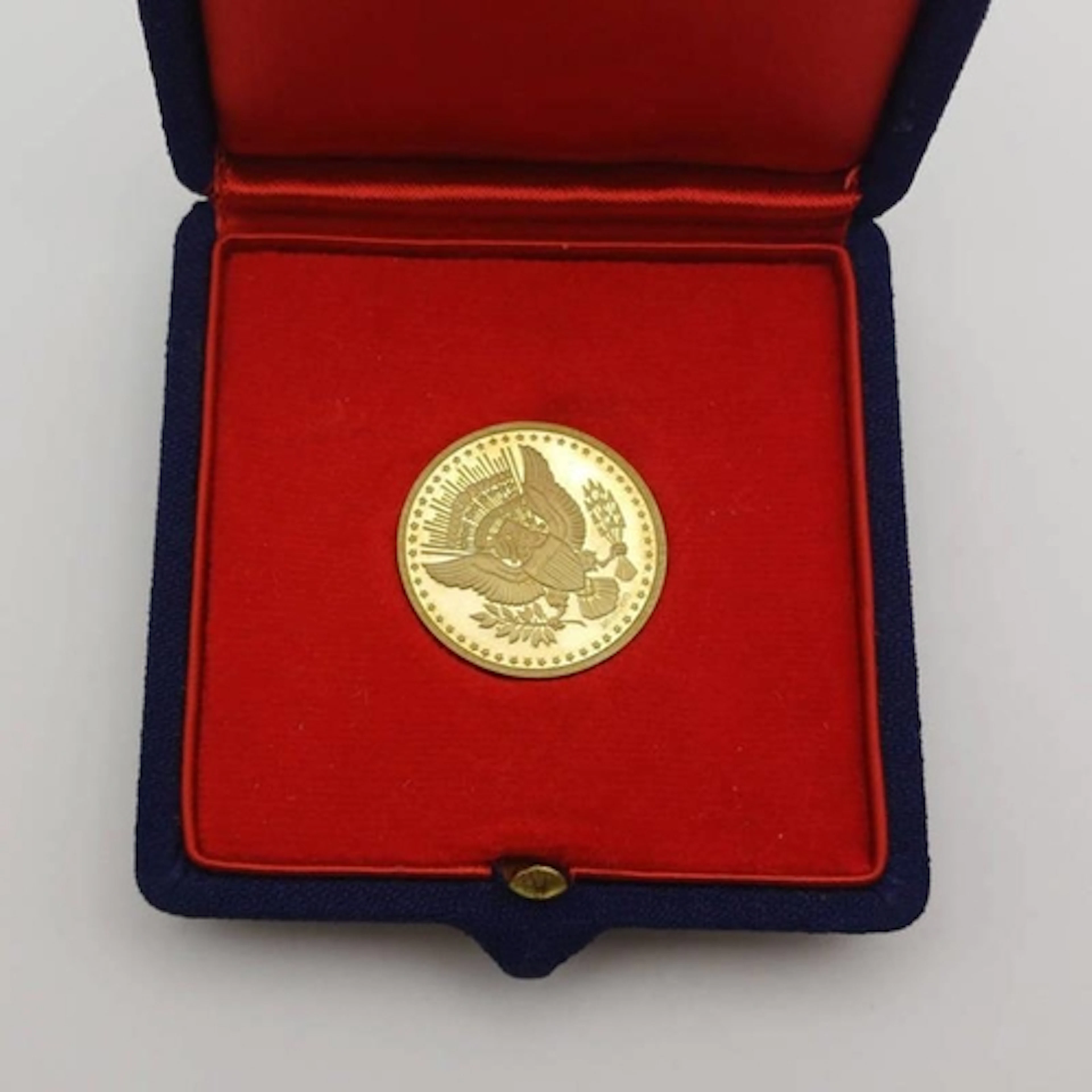 18CT GOLD JOHN F KENNEDY PRESIDENT MEDAL - 8 GRAMS IN FITTED...
