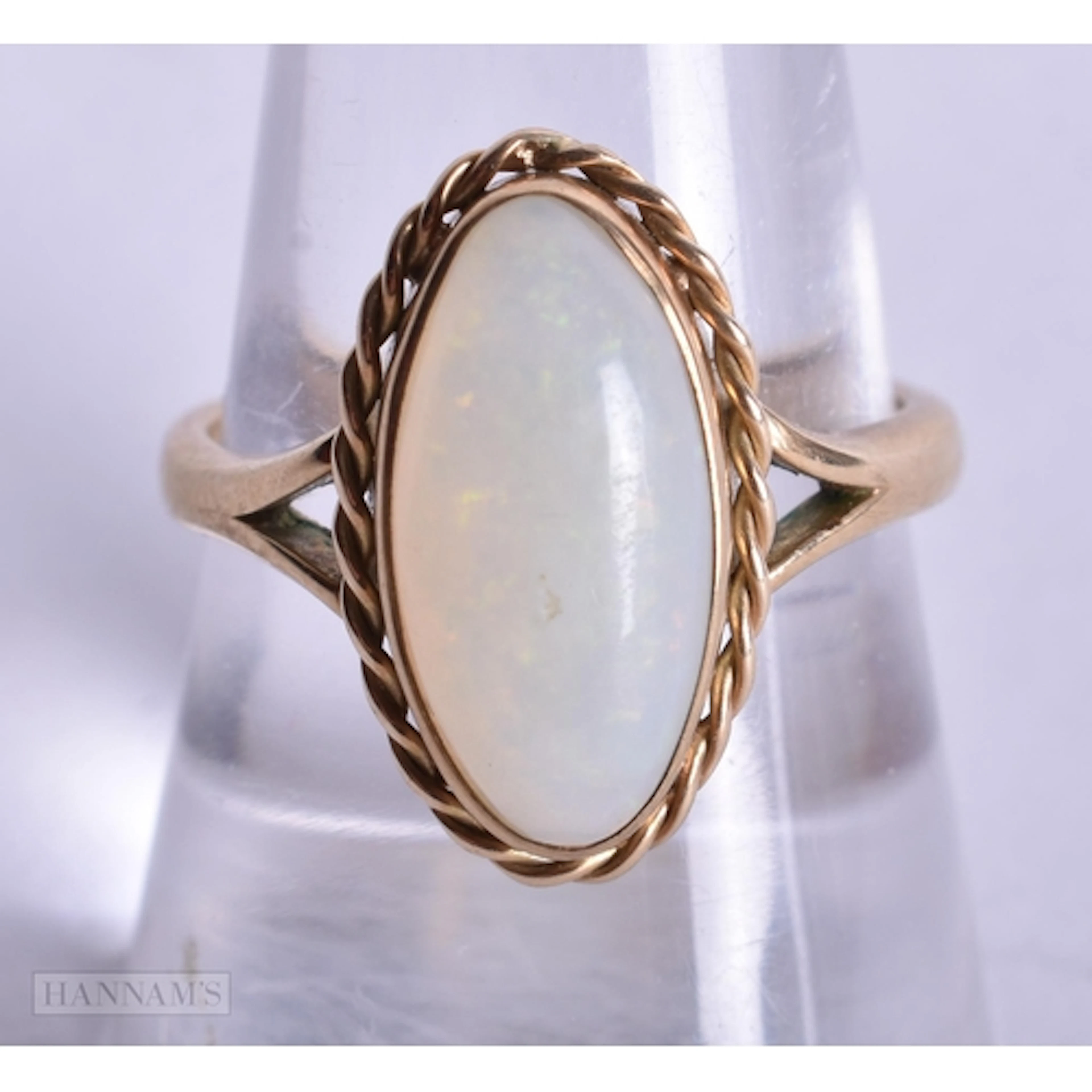 9ct gold opal ring (4.1g). Q.