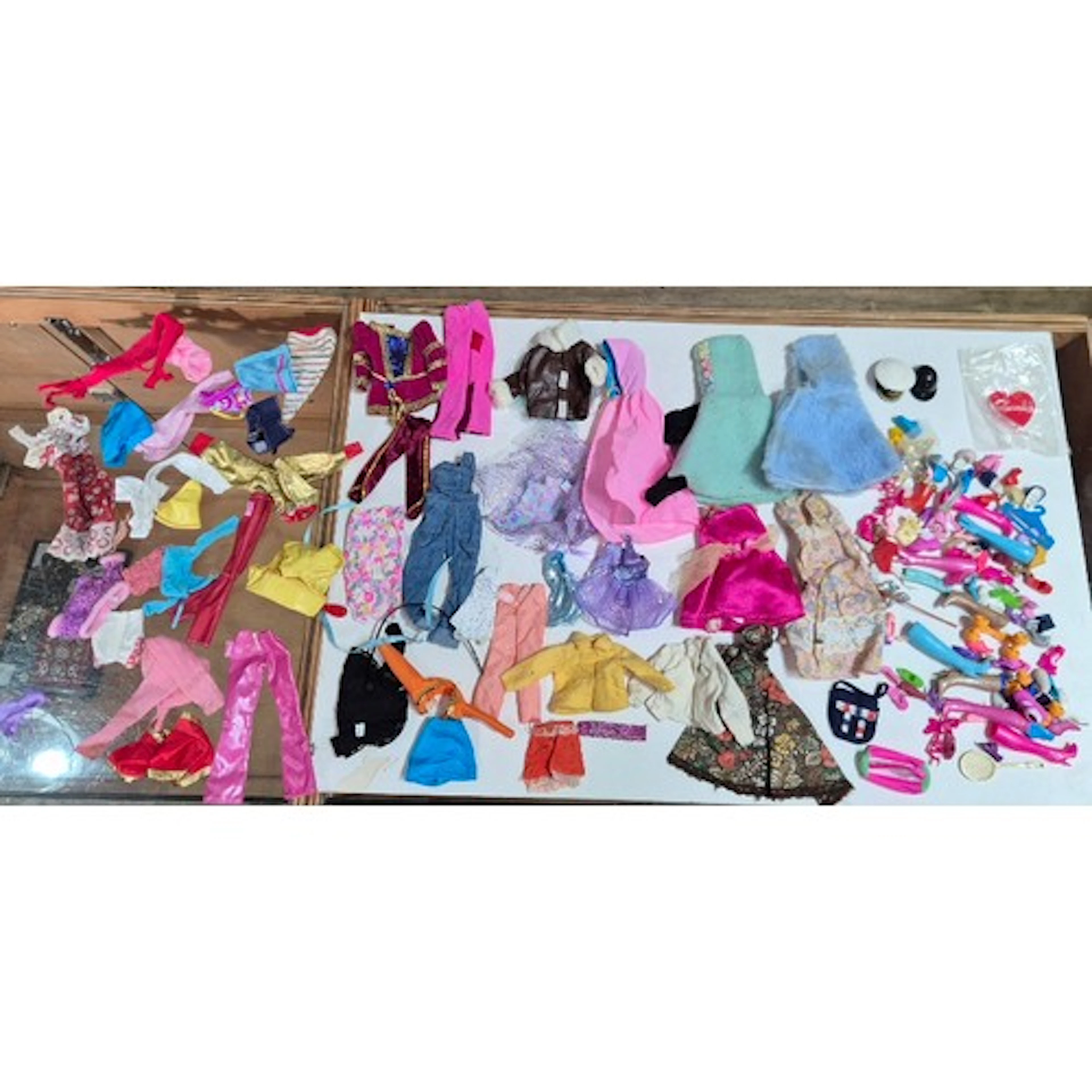 A collection of assorted vintage dolls clothing & accessorie...