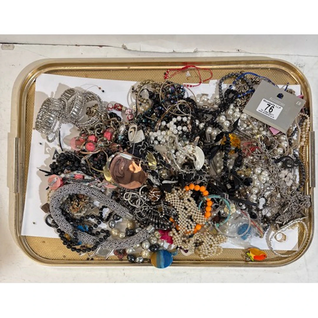 A qty of costume jewellery