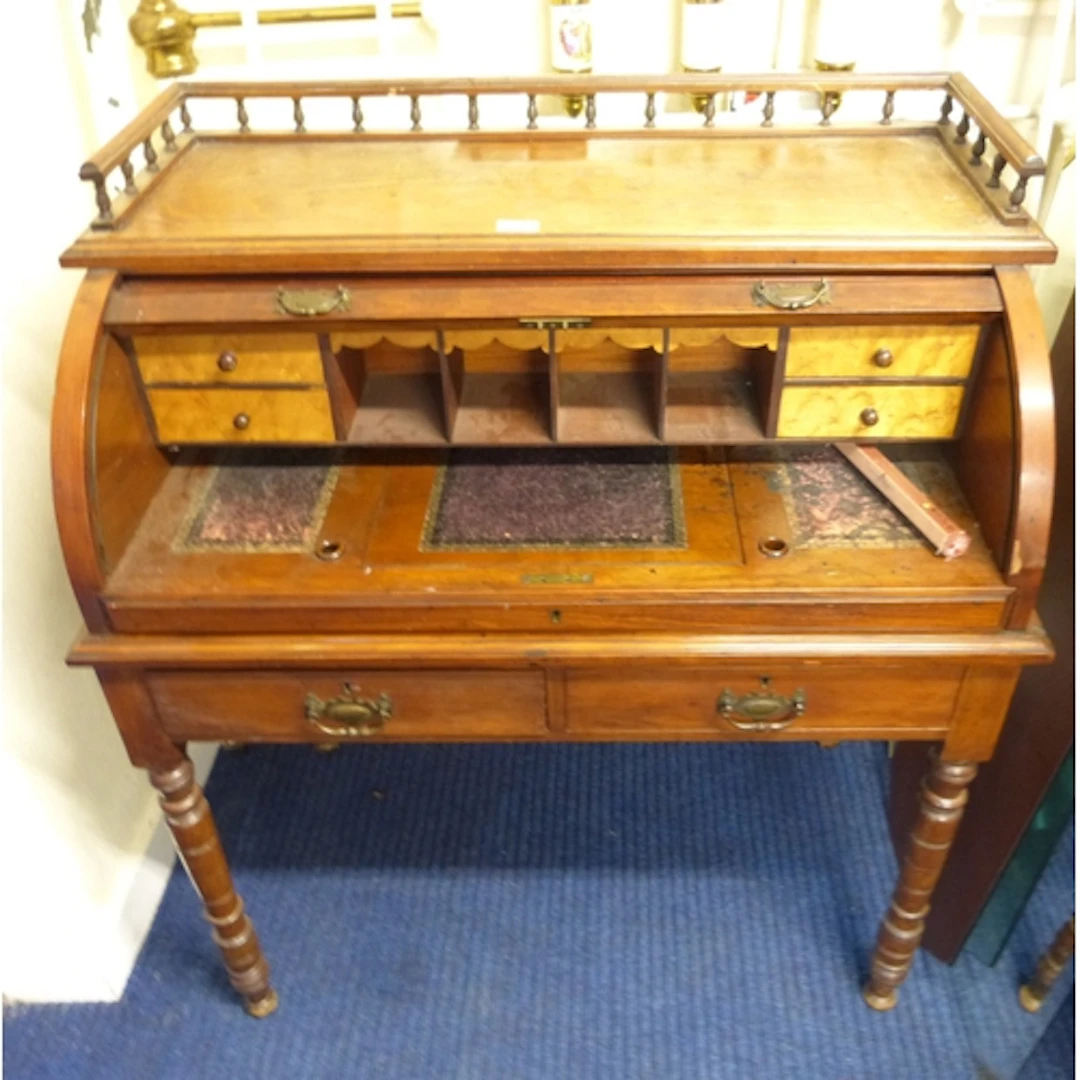 Antique mahogany ladies writing bureau with roll top (a/f)